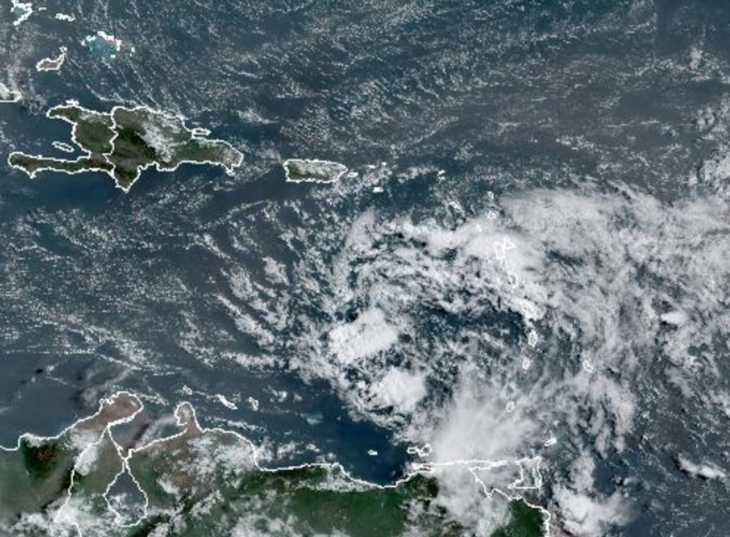 Imagen de satélite muestra la onda que pasa al sur de Puerto Rico.