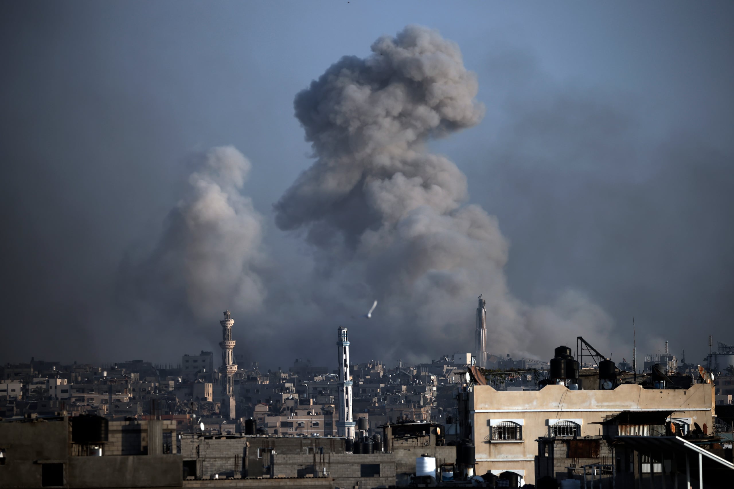 El Ministerio de Salud de Gaza dijo que un total 25,105 palestinos han muerto en el territorio desde el 7 de octubre y otros 62,681 han resultado heridos.