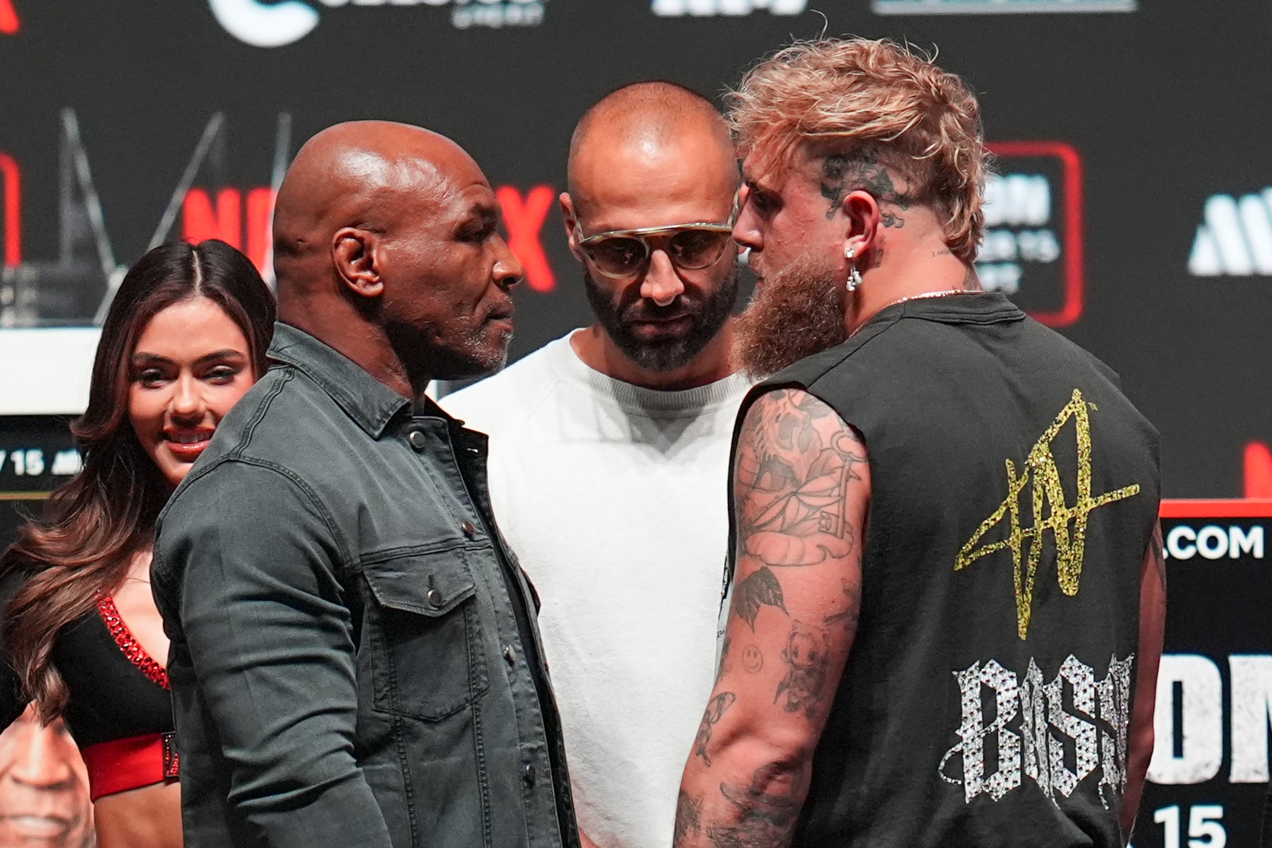 Mike Tyson, a la izquierda, y Jake Paul se ecaran durante la última conferencia de prensa previa a su pelea, el miércoles 13 de noviembre de 2024.