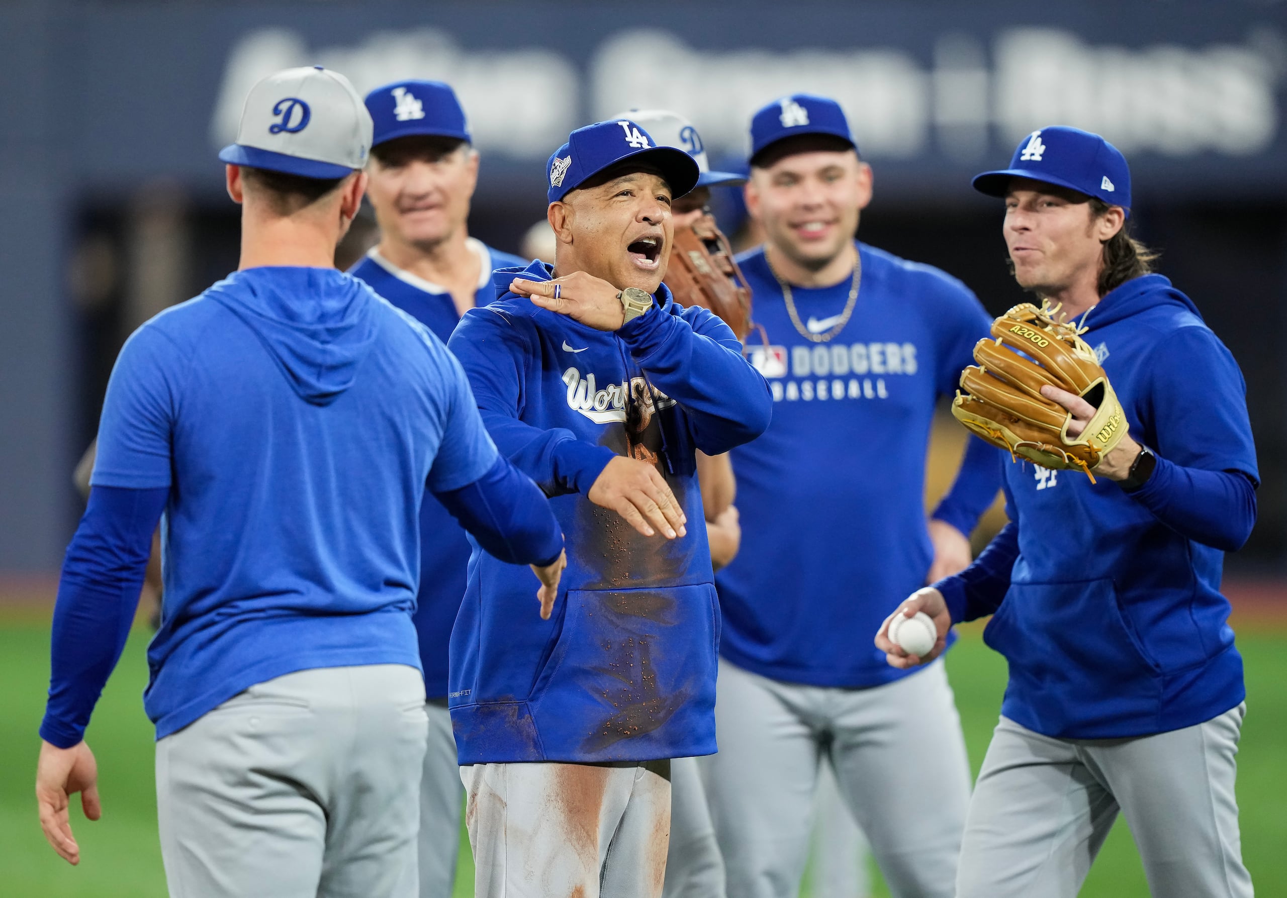 Dave Roberts reacciona luego de la caída mientras fue asistido por muchos jugadores del equipo.