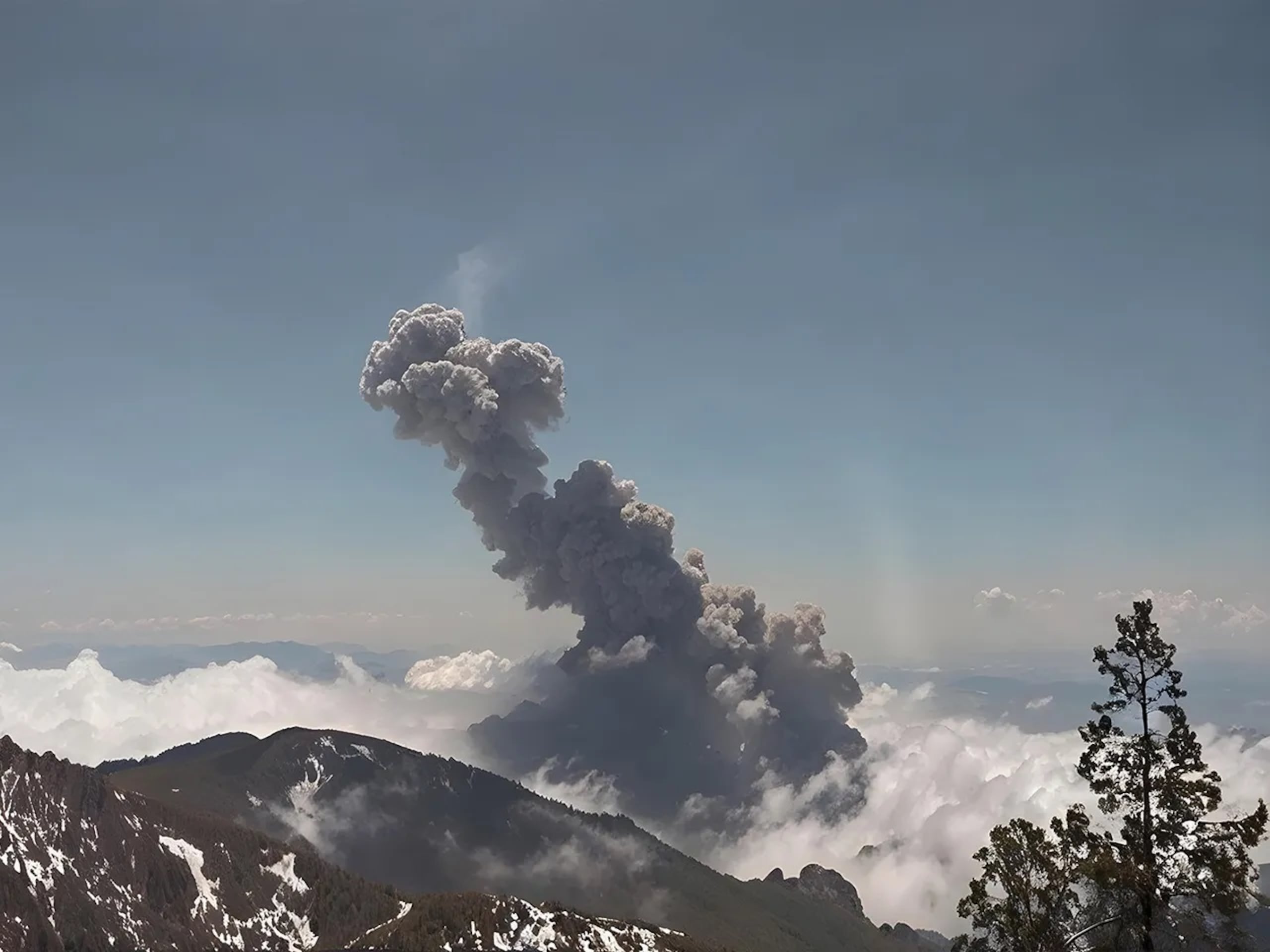 Una de las erupciones del volcán de Colima (México), en enero de 2013, fotografiada por la red de vigilancia y monitoreo volcánico del Observatorio volcanológico de la Universidad de Colima. Fotografía facilitada por la Universidad de Granada. EFE
