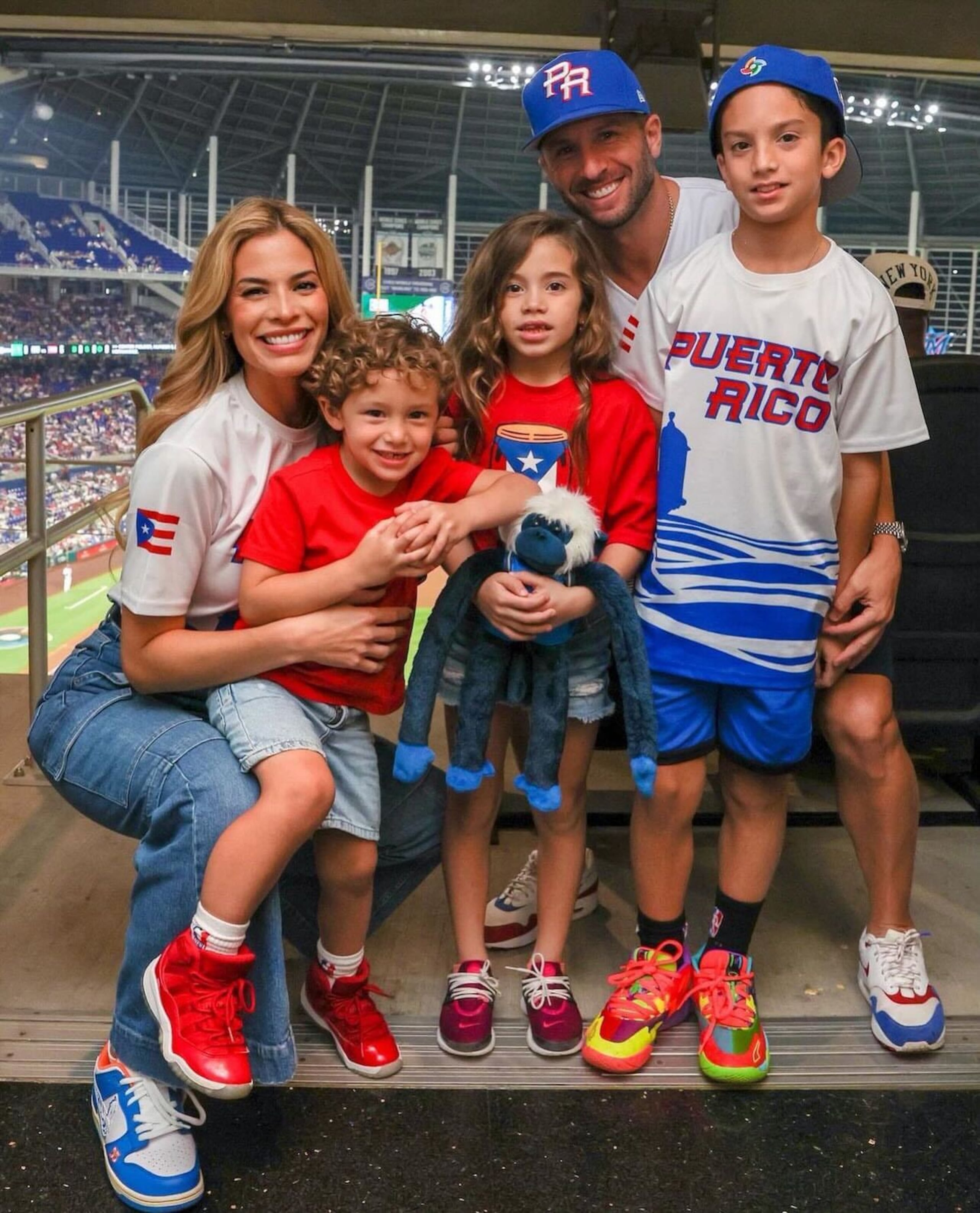 José Juan Barea junto a sus hijos Sebastián, Paulina y J.J. y su esposa Viviana Ortiz en un partido de Puerto Rico en el Clásico Mundial de Béisbol 2023.