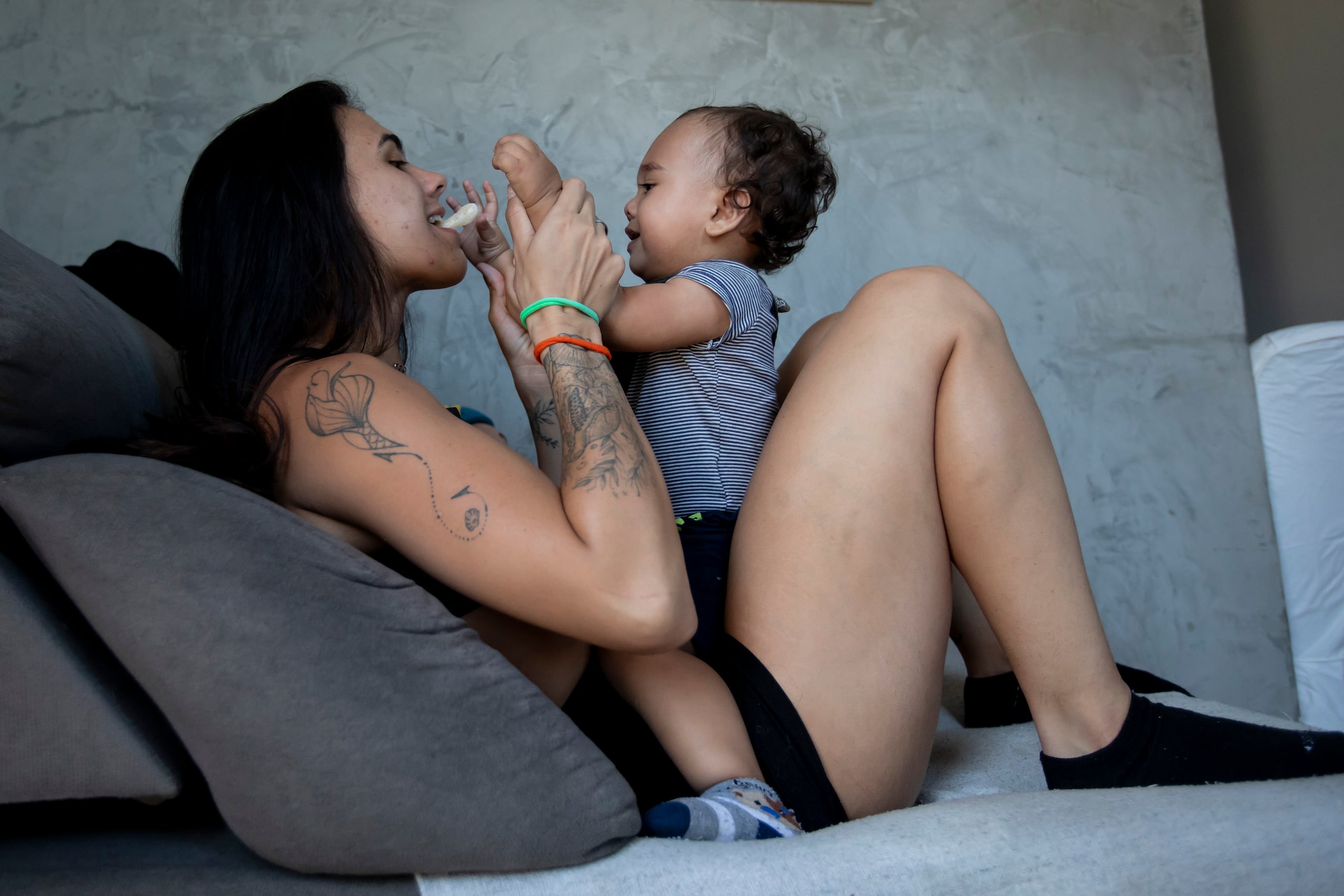 La clavadista brasileña Giovanna Pedroso  juega con su hijo de un año, Nicolás Pedroso, en su hogar en la favela Chacara do Ceu en Río de Janeiro, Brasil, el miércoles 11 de octubre de 2023. Pedroso competirá en los Juegos Panamericanos de Chile.