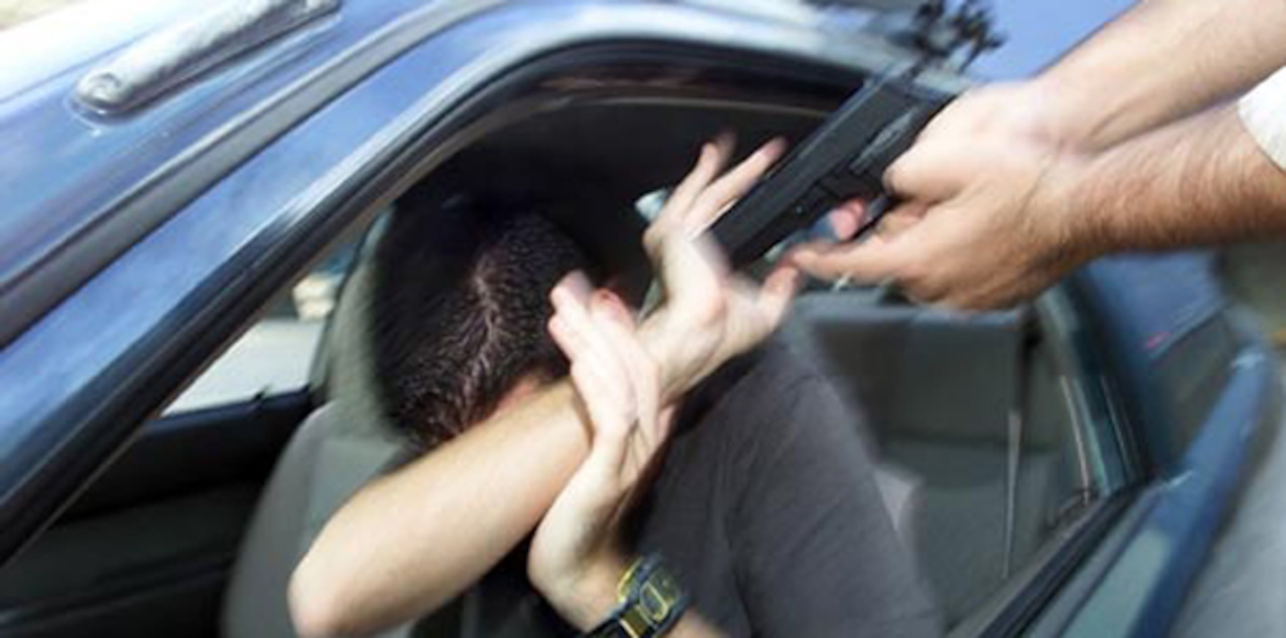 Uno de ellos, portaba un arma de fuego y, mediante amenaza e intimidación, la despojó de su auto, marchándose del lugar sin ocasionarle daño corporal alguno. (Archivo)