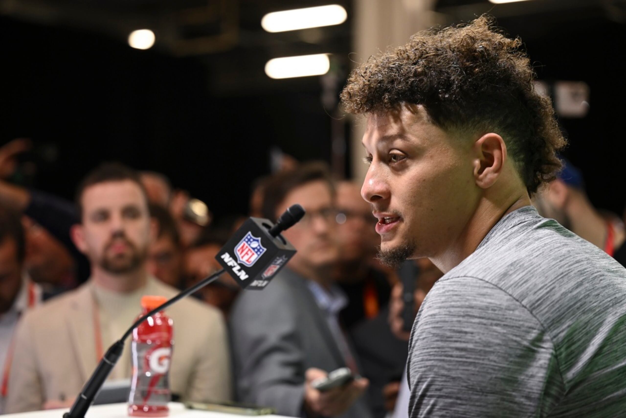 El mariscal de campo de los Kansas City Chiefs, Patrick Mahomes, habla durante una conferencia de prensa tras su derrota contra los Philadelphia Eagles en el partido del Super Bowl 59 de la NFL, el 9 de febrero de 2025, en Nueva Orleans.