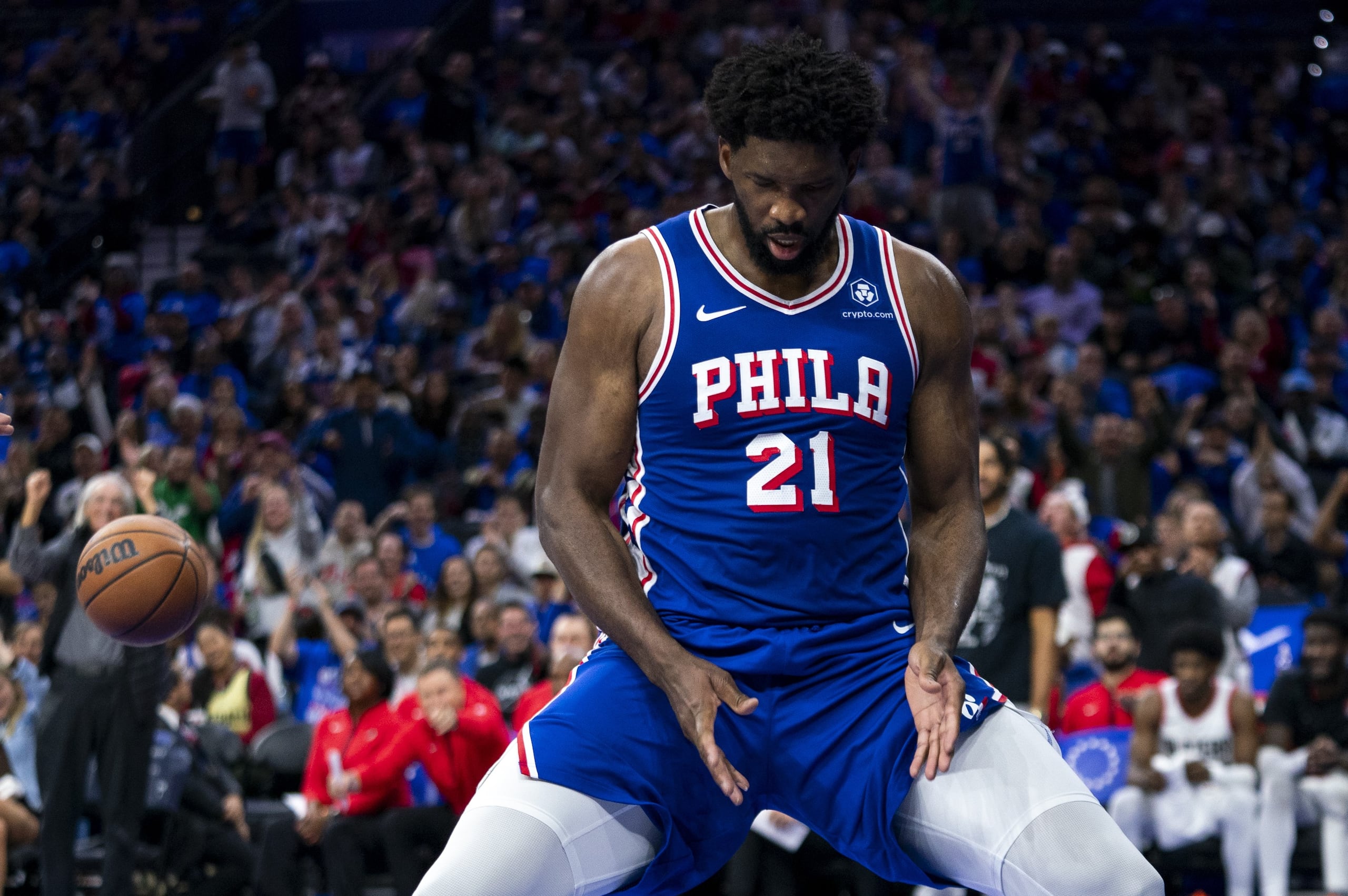 Joel Embiid, de los 76ers de Filadelfia, festeja luego de encestar ante los Trail Blazers de Portland, el domingo 29 de octubre de 2023.