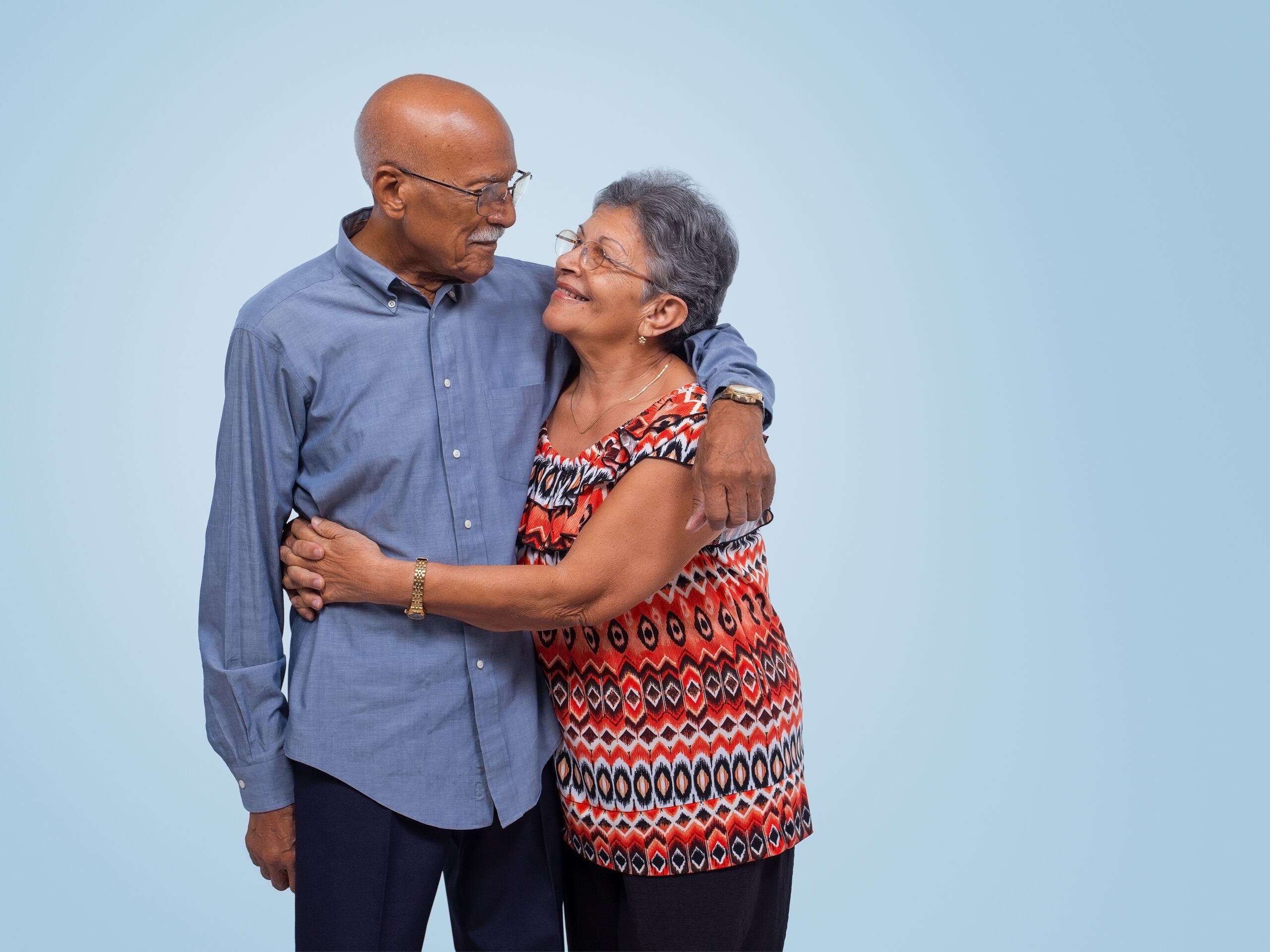 Si ya cumpliste 65 años y tienes Medicare con las Partes A y B, puedes ser elegible a un plan Medicare Advantage (Parte C), que te ofrece cubierta para los mismos servicios de salud que tienes con Medicare Original y, además, te da ventajas para tu bienestar integral y calidad de vida.