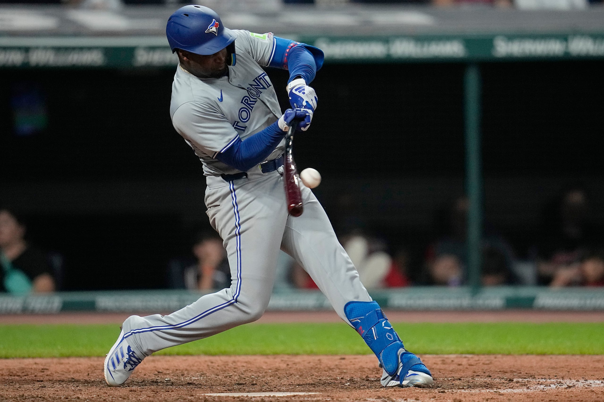 El infielder de los Azulejos de Toronto, el dominicano Orelvis Martinez batea en la octava entrada ante los Guardians de Cleveland el viernes 21 de junio del 2024.