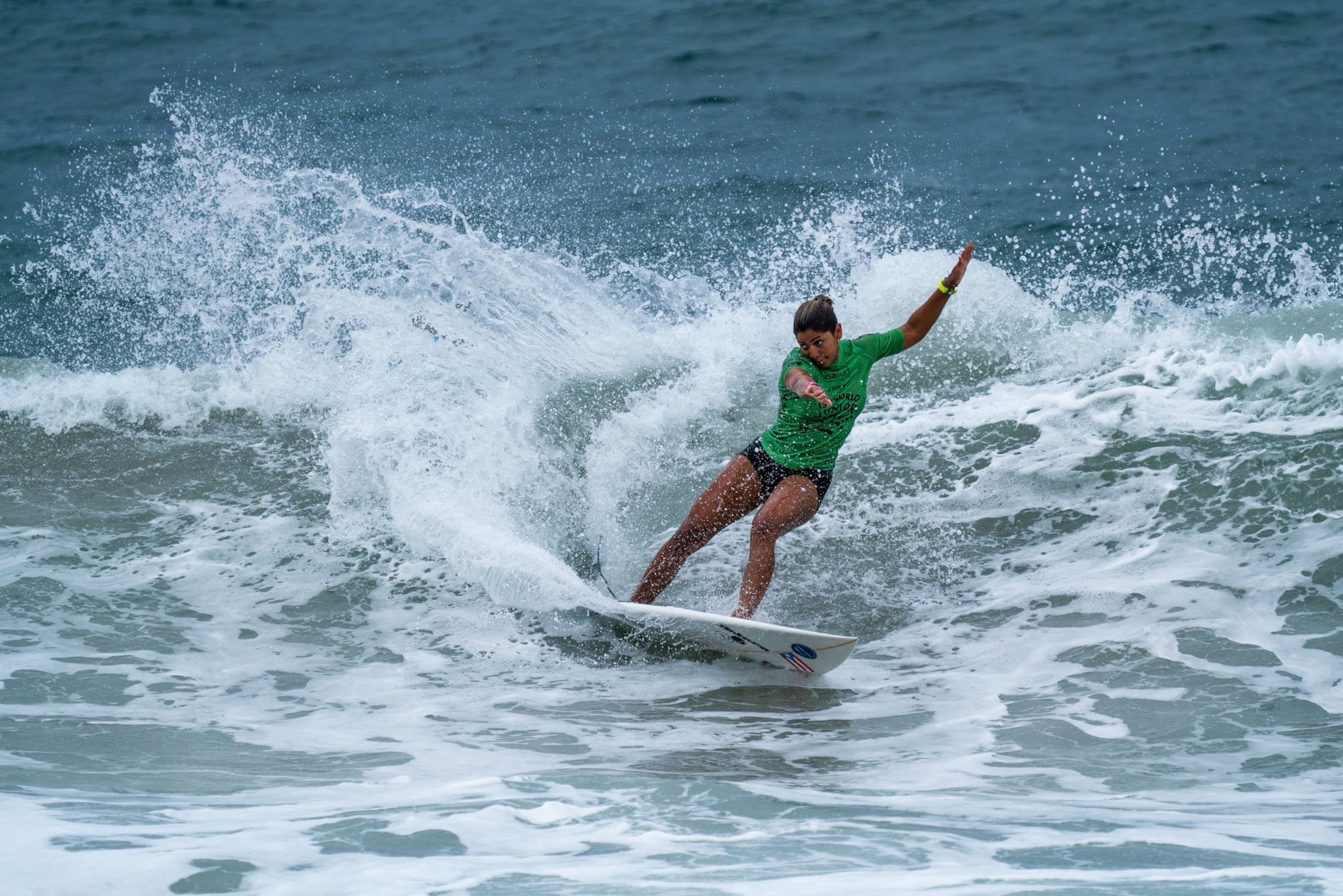 La boricua Miamar Soto toma este miércoles una ola en la tercera ronda del Mundial Juvenil, celebrándose en Río de Janeiro, Brasil.