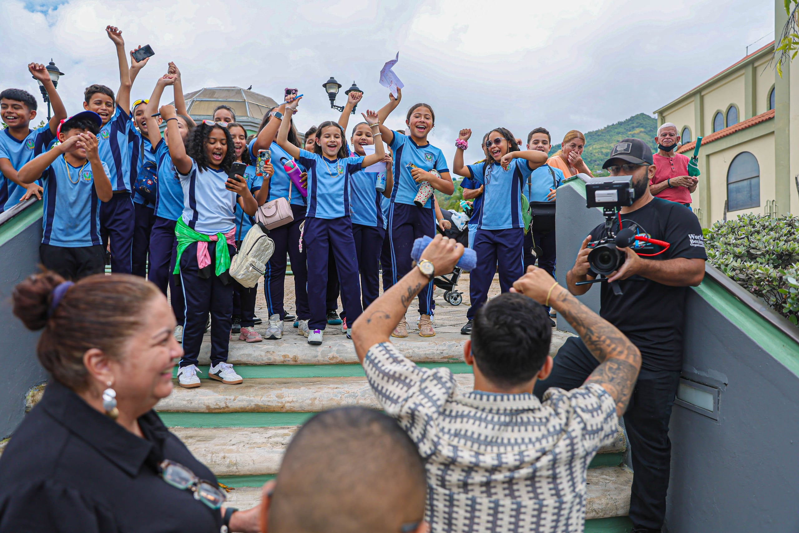 Oscar Collazo recibe sortija de la OMB por realizar cinco defensas exitosas del título.