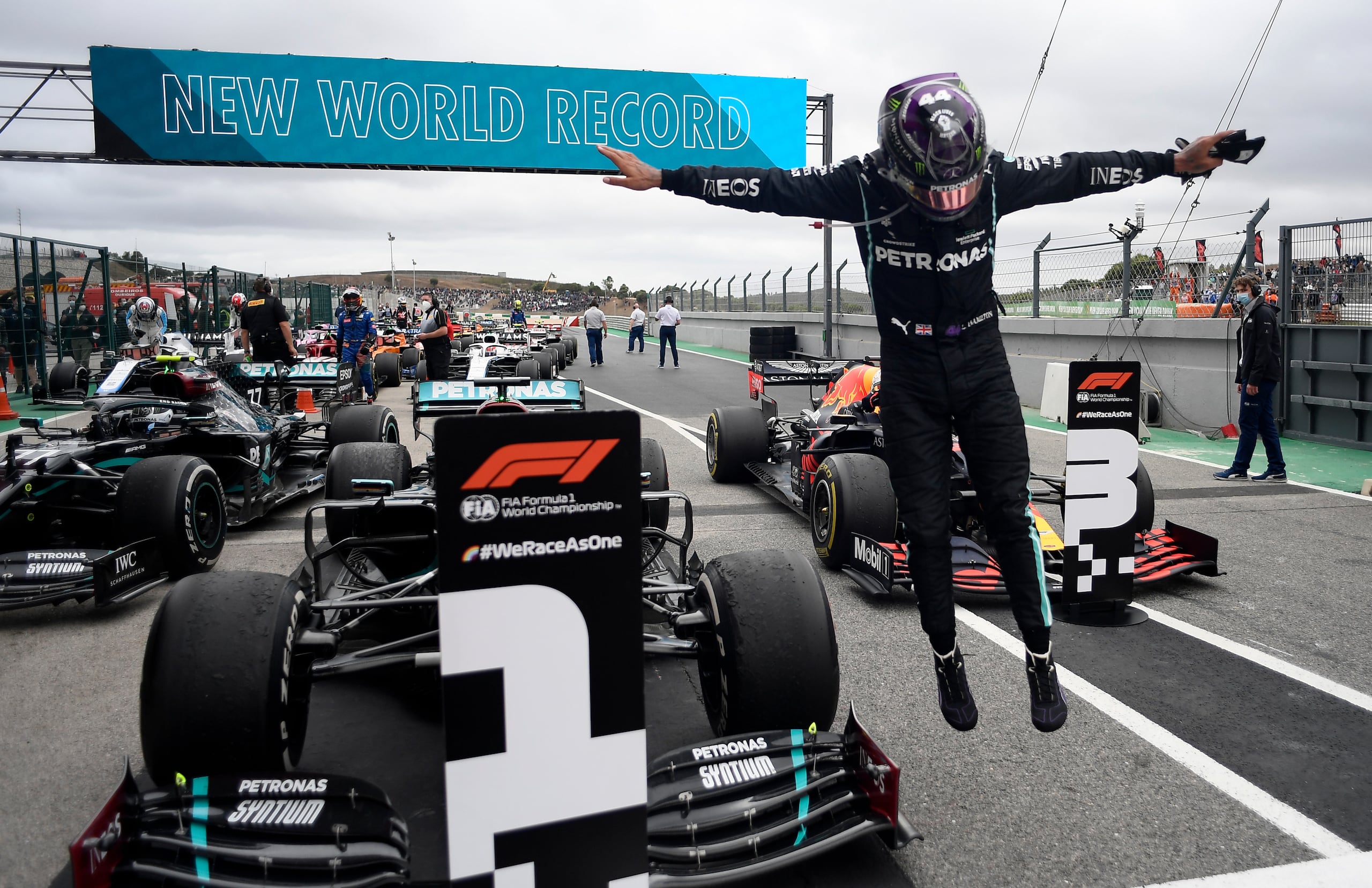 ARCHIVO - El piloto Lewis Hamilton salta de su monoplaza tras ganar el Gran Premio de Portugal, el domingo 25 de octubre de 2020, en Portimao. (Jorge Guerrero, Pool vía AP)