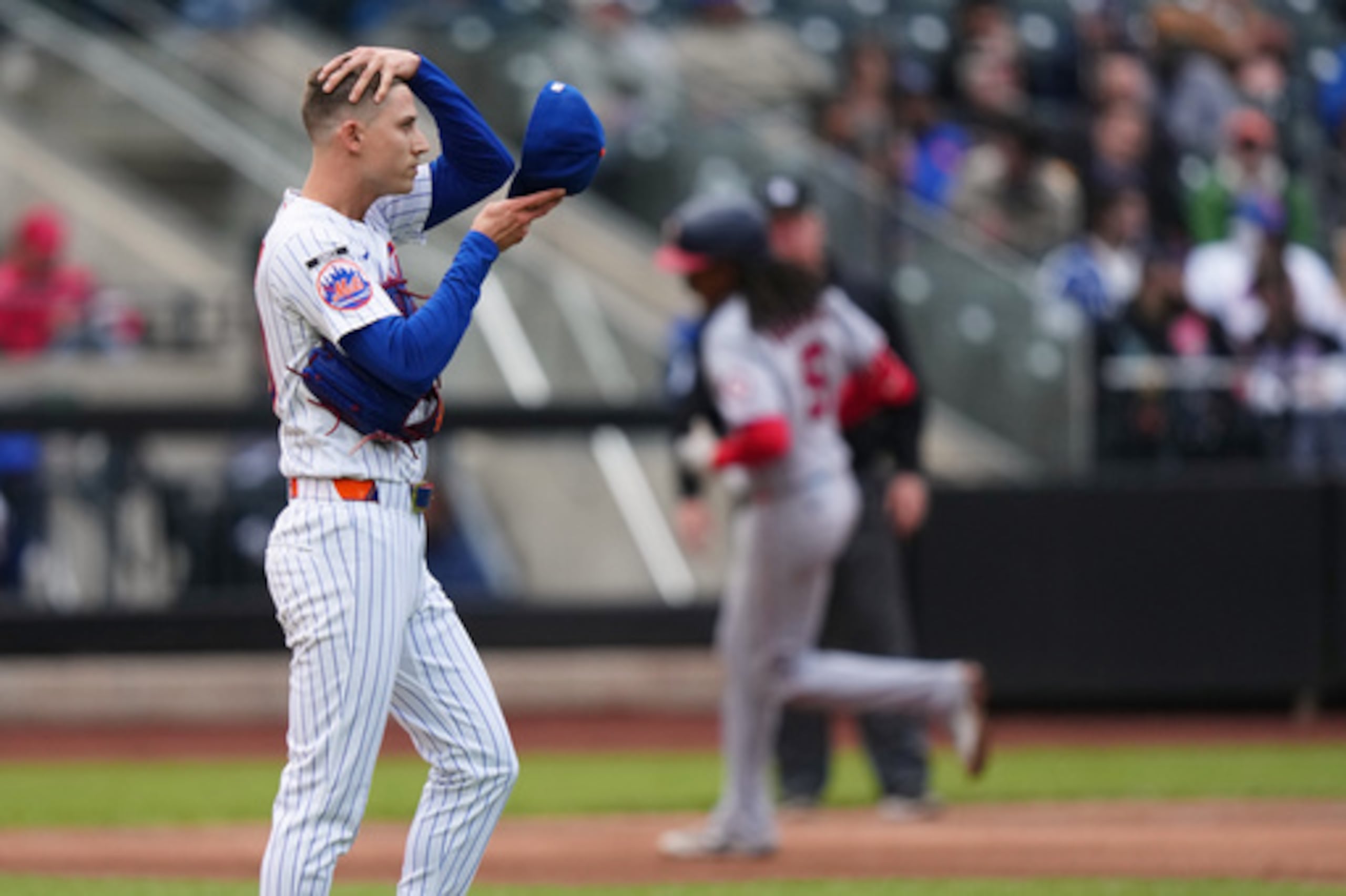 El lanzador Luke Weaver (izquierda) de los Mets de Nueva York tras permitir el jonrón de CJ Abrams (en el fondo), de los Nacionales de Washington, el jueves 30 de abril de 2026, en Nueva York. (AP Foto/Frank Franklin II)