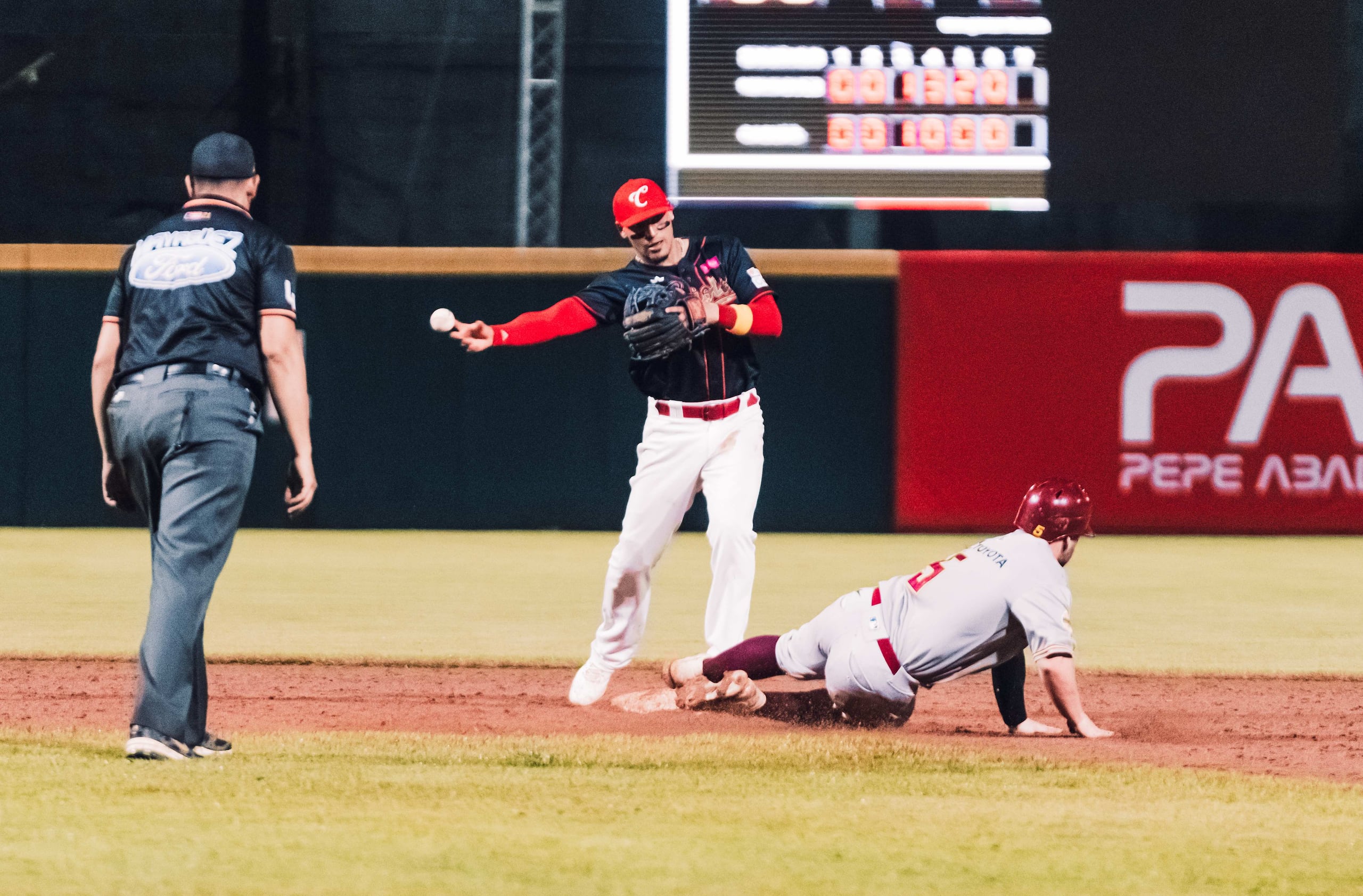 Luis Vázquez entró en sustitución del guardabosque Dwight Smith Jr, quien salió del equipo por compromisos personales.