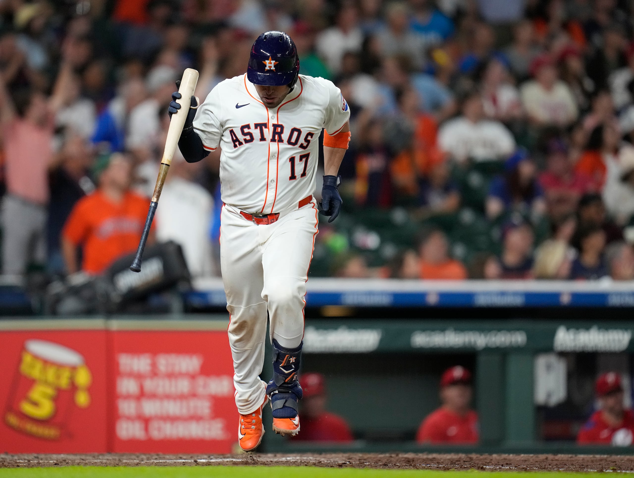 Víctor Caratini reacciona al conectar un batazo de jonrón ante Filadelfia.