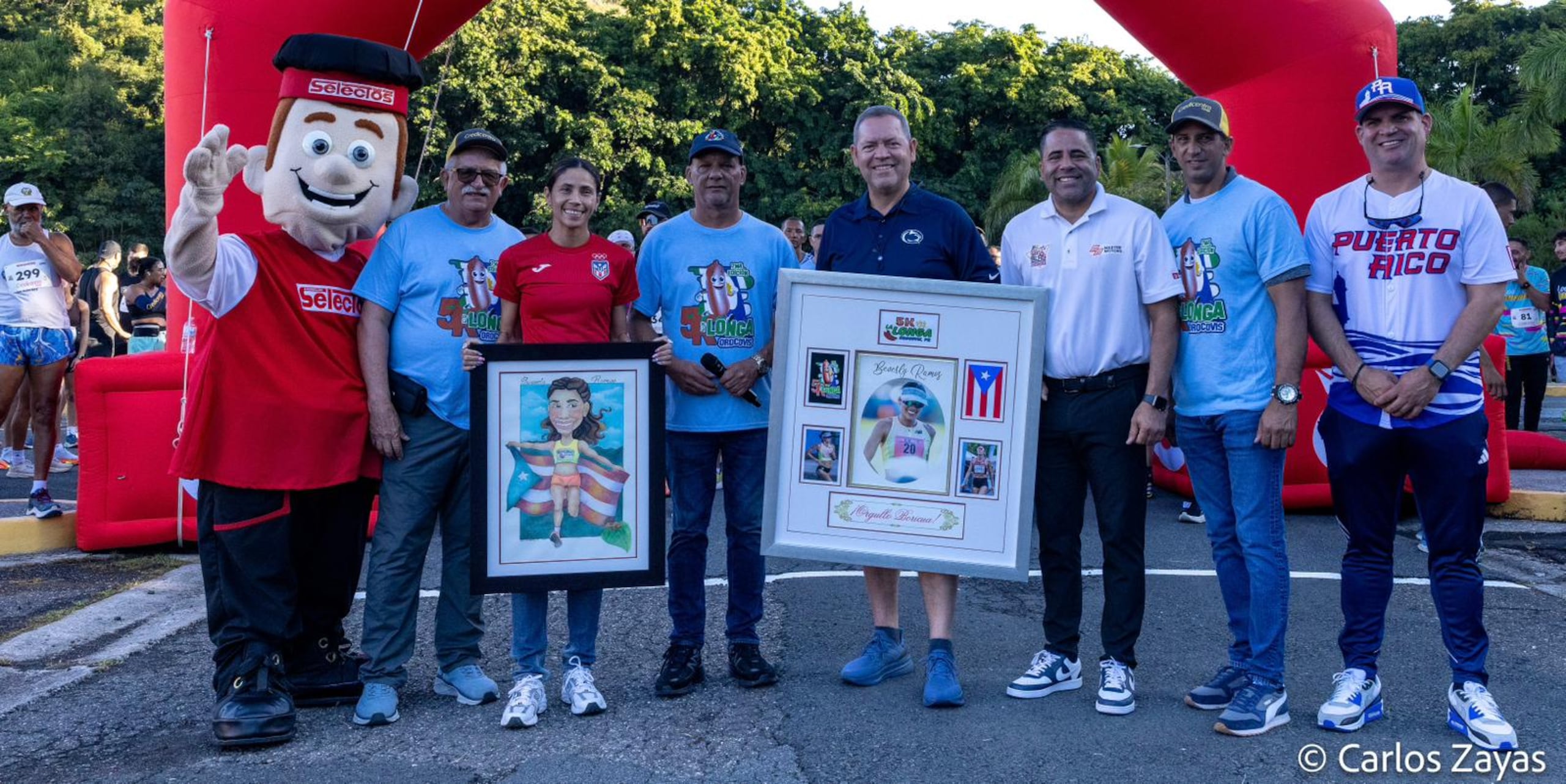 Beverly Ramos recibe el reconocimiento del alcalde de Orocovis Jesús E. Colón Berlingeri y el comité organizador del evento.