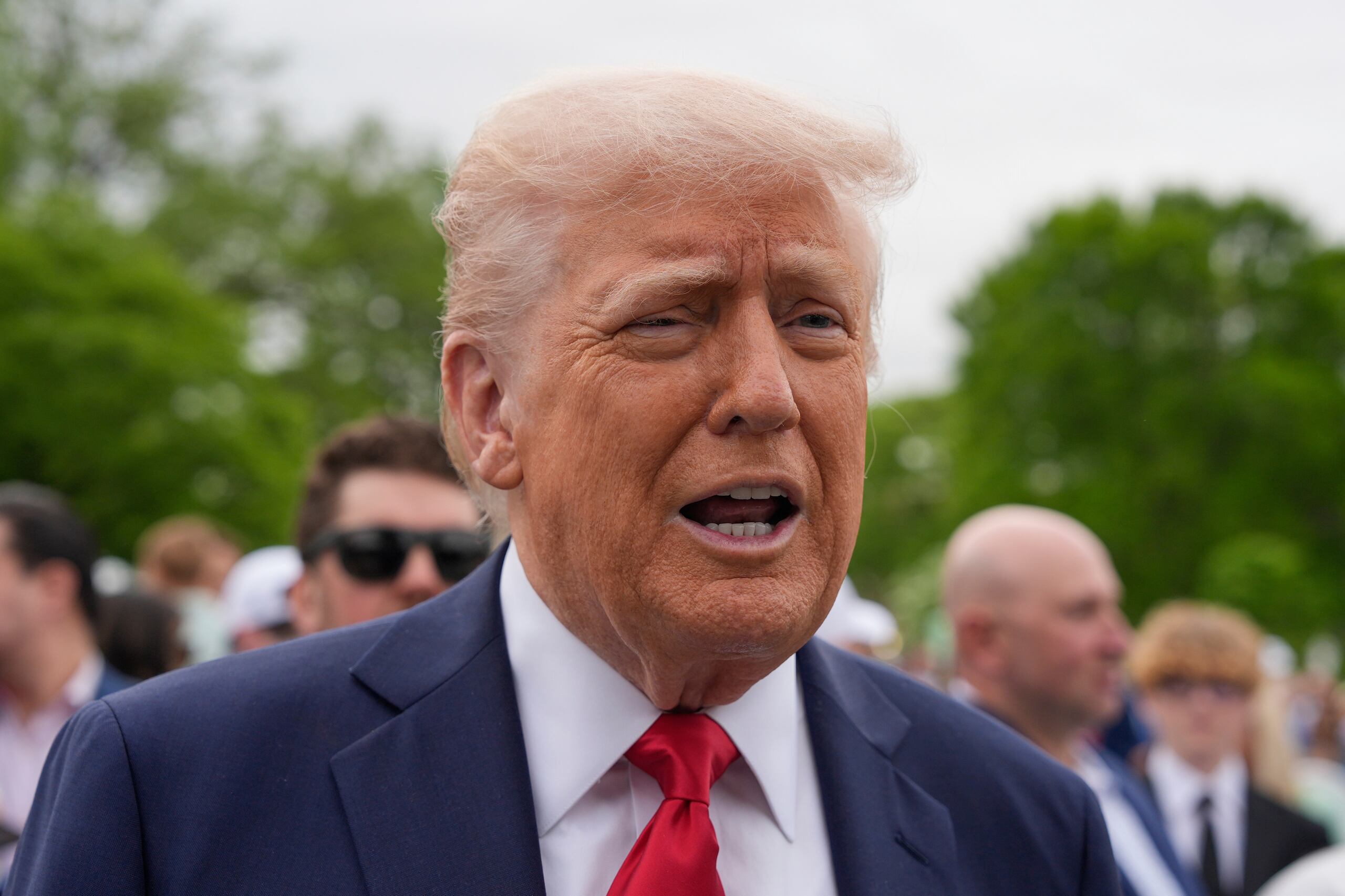 El presidente estadounidense Donald Trump habla con los reporteros en el jardín sur de la Casa Blanca, el lunes 21 de abril de 2025, en Washington.