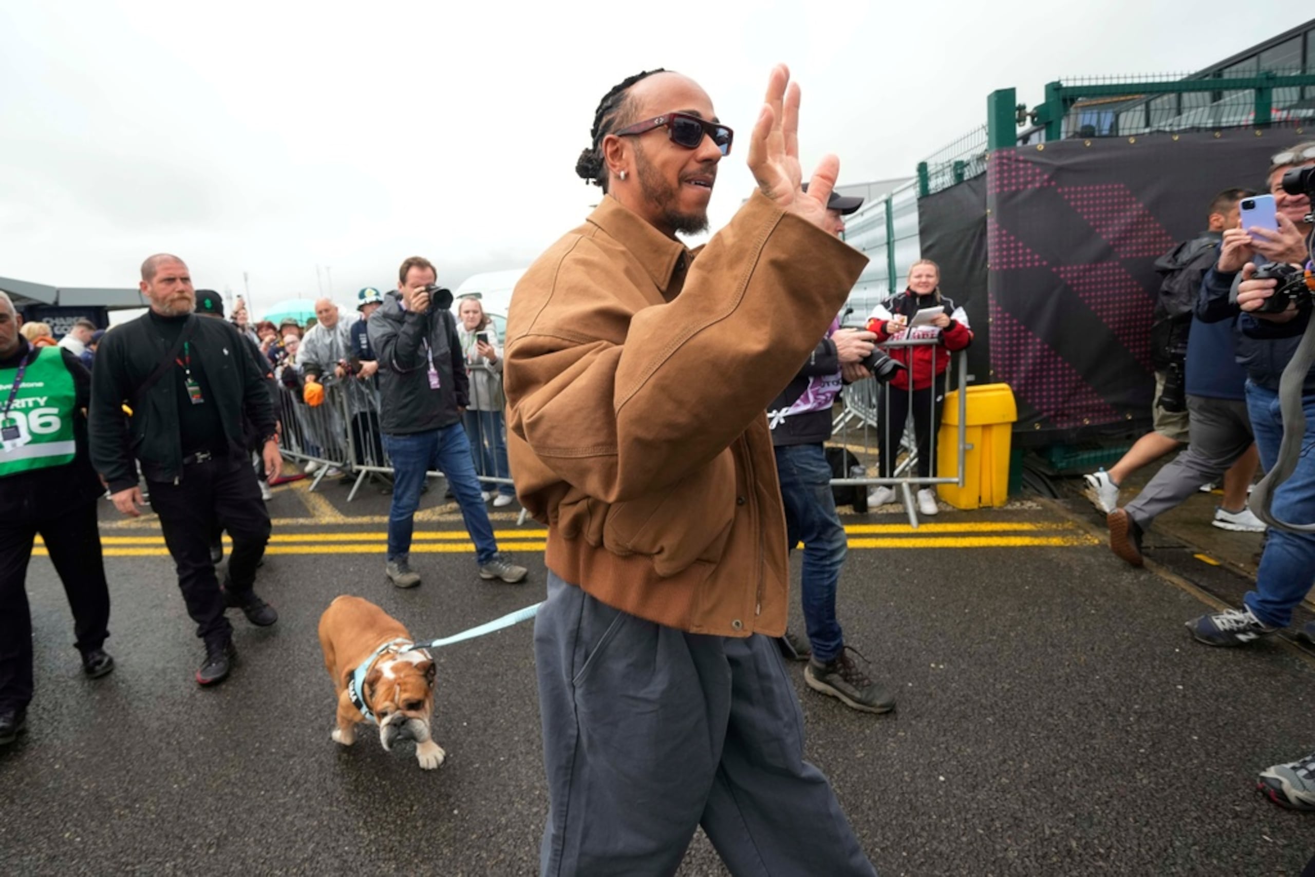 Lewis Hamilton saluda a los aficionados al llegar con su perro Roscoe antes de la primera práctica libre en el circuito de Silverstone, en Inglaterra, el 5 de julio de 2024.