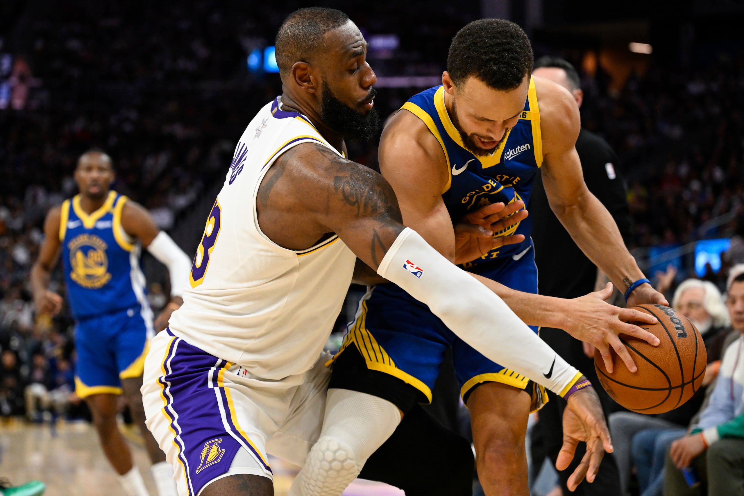 LeBron James comete una falta personal ante Stephen Curry.