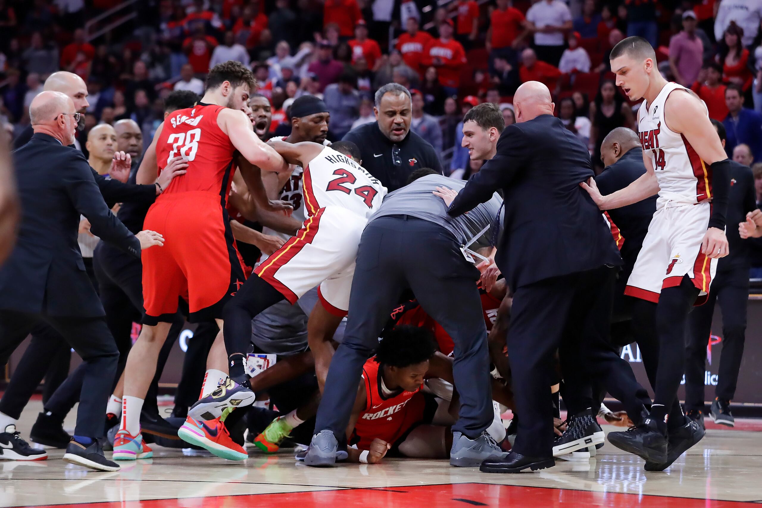 Las bancas de los dos equipos saltaron a la duela durante una pelea que inició cuando Amen Thompson, de los Rockets de Houston, derribara a Tyler Herro, del Heat de Miami, altercado que arrojó la expulsión de múltiples integrantes de los dos equipos en los minutos finales del juego de baloncesto de la NBA.