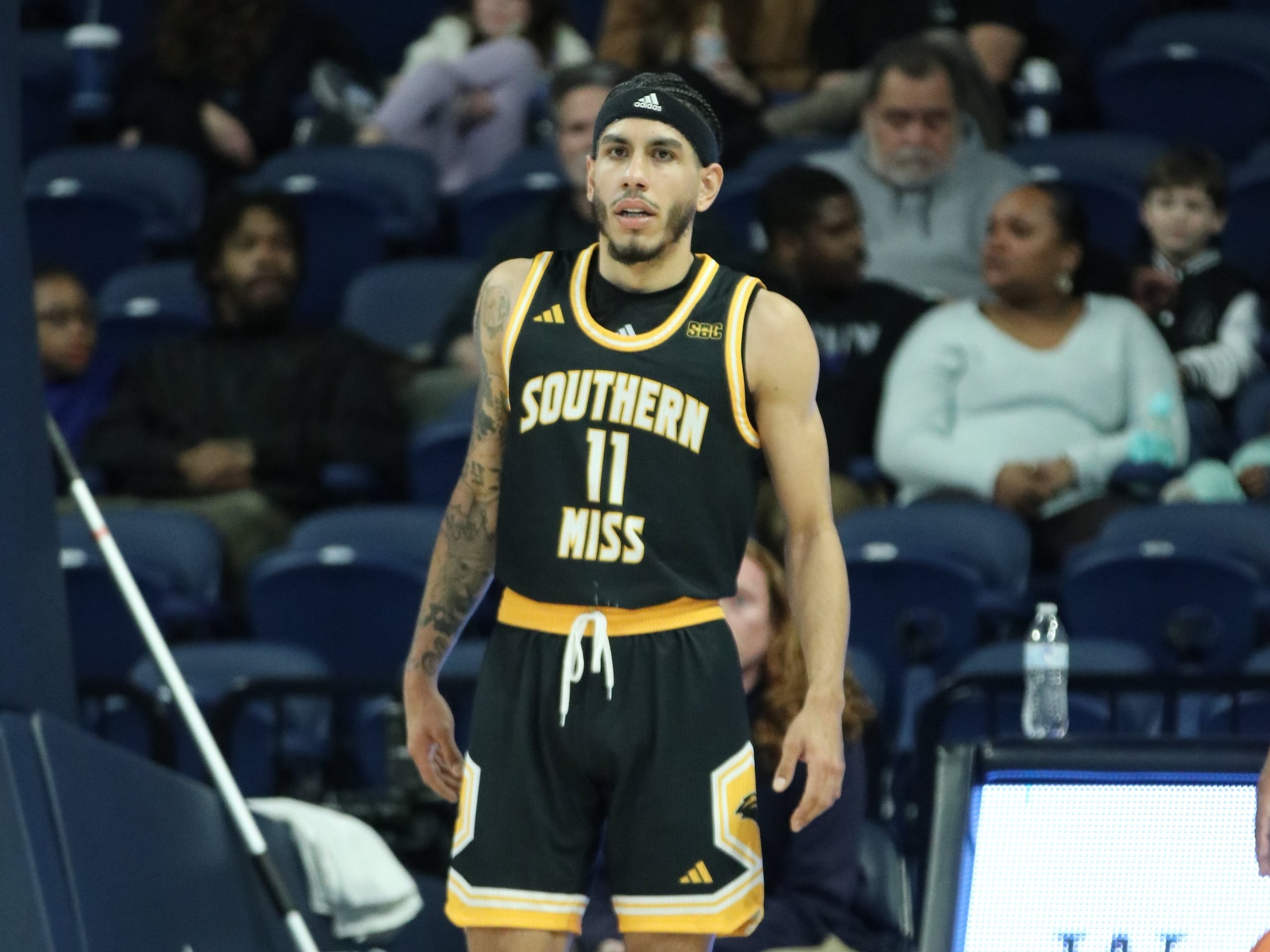 André Curbelo en uniforme de los Souther Miss Golden Eagles de la Universidad del Sur de Misisipi.