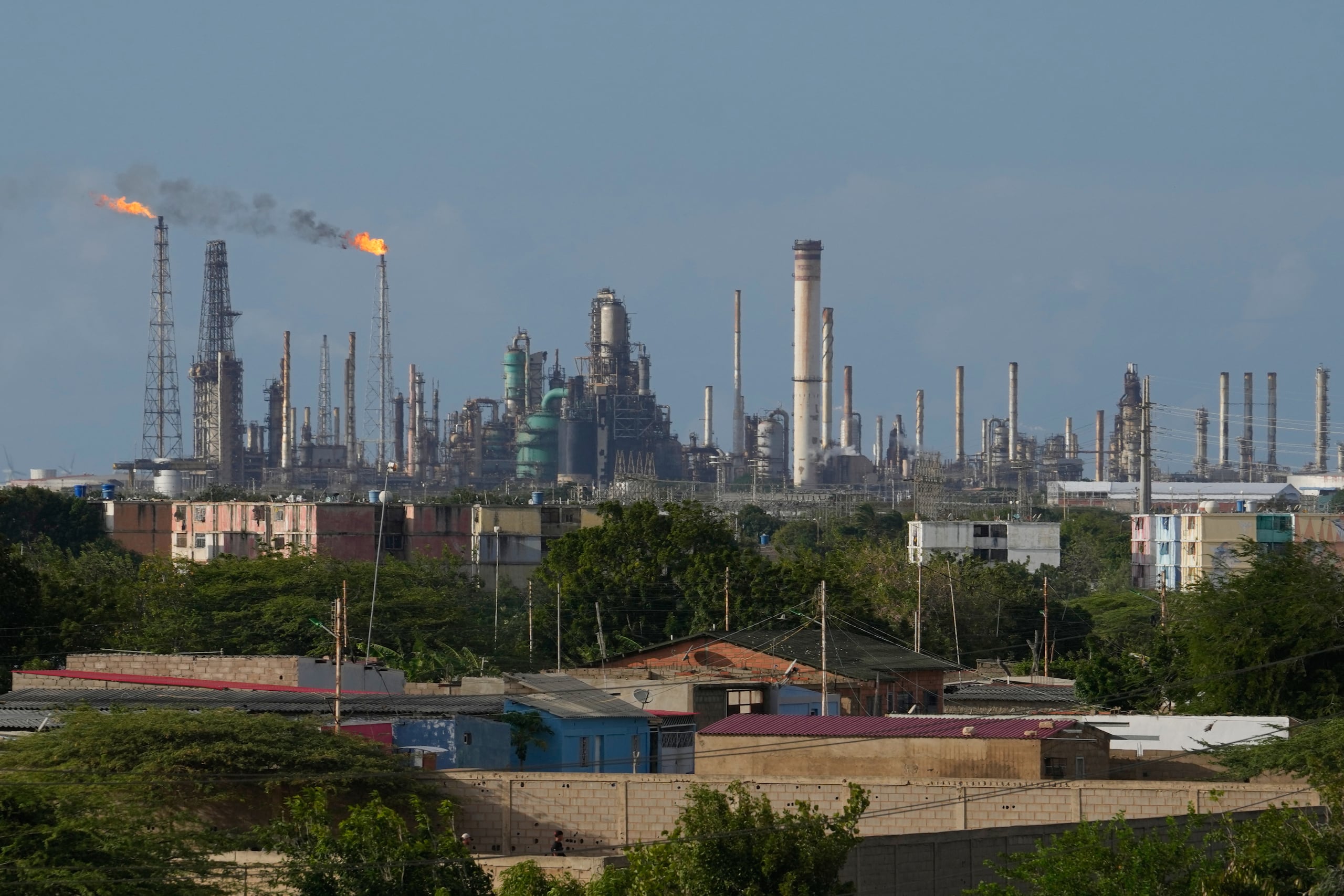 Flamas de quemadores de gases en la refinería Amuay en Los Taques, Venezuela, el miércoles 14 de enero de 2026.