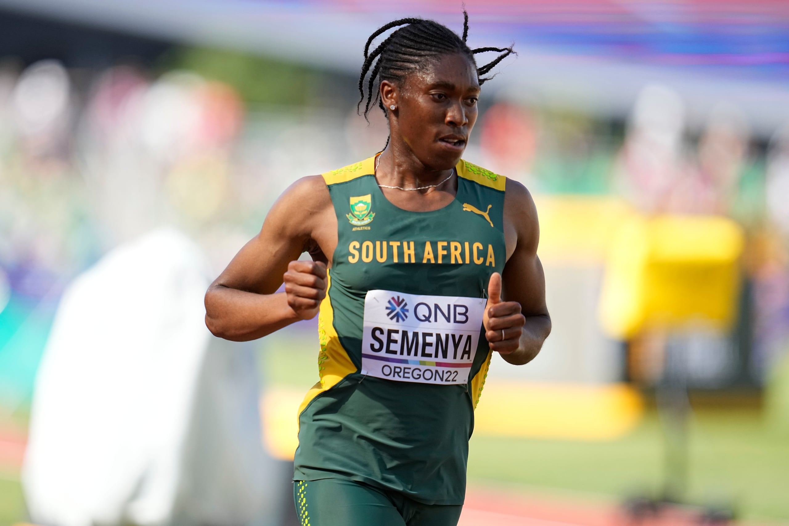 La sudafricana Caster Semenya es una mujer que de forma natural produce niveles de testosterona similar al de los hombres.