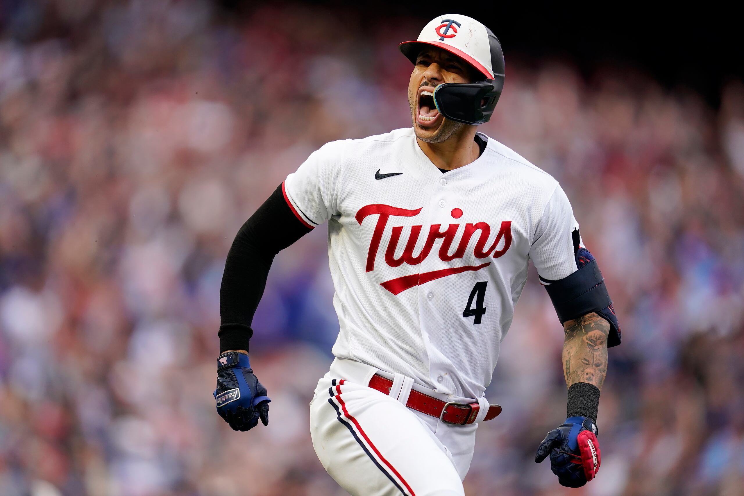 Carlos Correa, de los Twins de Minnesota, celebra luego de conectar un sencillo impulsador frente a los Blue Jays de Toronto.