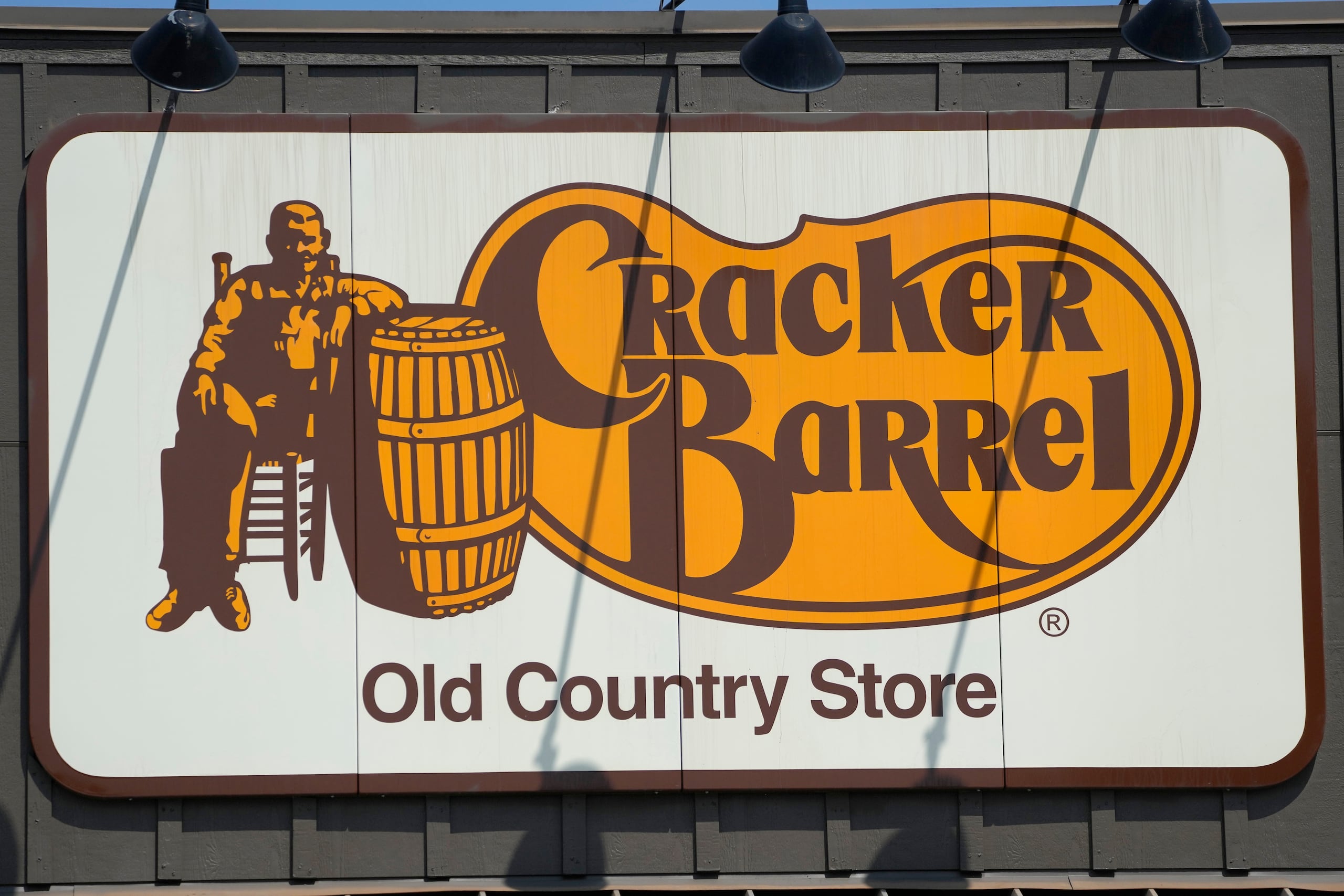 Logo de Cracker Barrel Old Country Store. (AP Photo/Rogelio V. Solis, File)