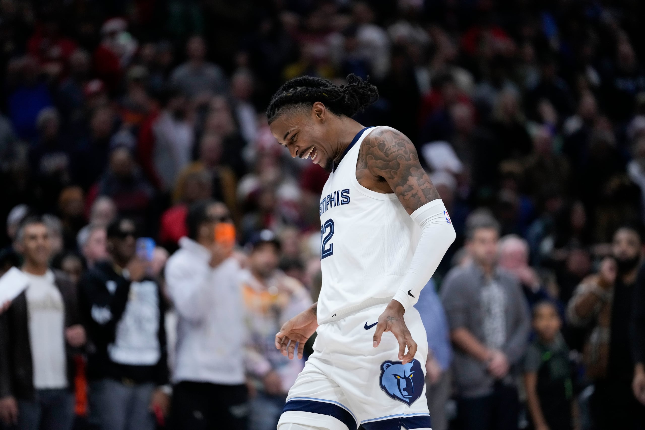 Ja Morant, armador de los Grizzlies de Memphis, festeja durante el triunfo ante los Pelicans de Nueva Orleans.