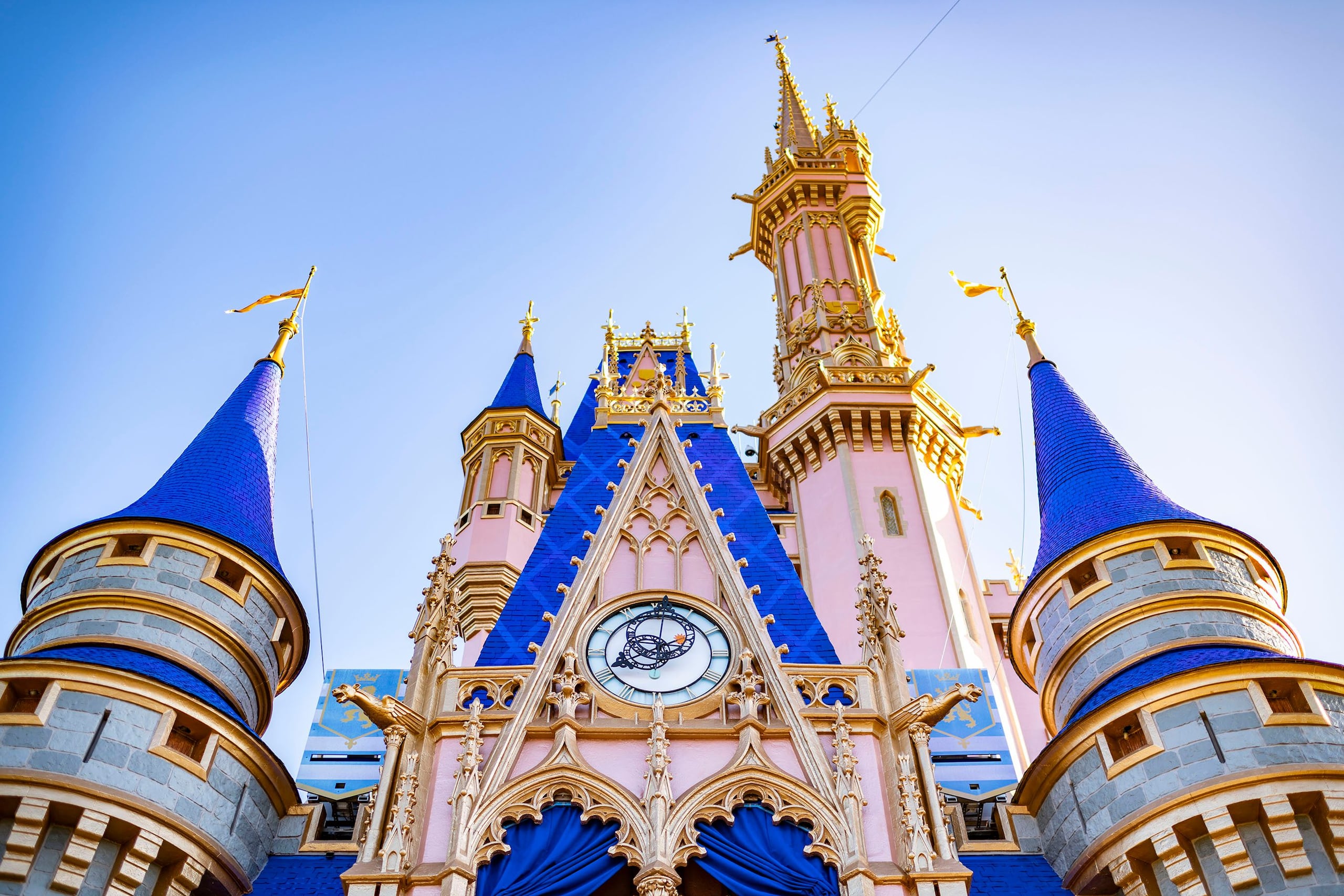El castillo recibió previamente una actualización estética con motivo del 50 aniversario de Walt Disney World, que incluyó colores más vivos, como el rosado.