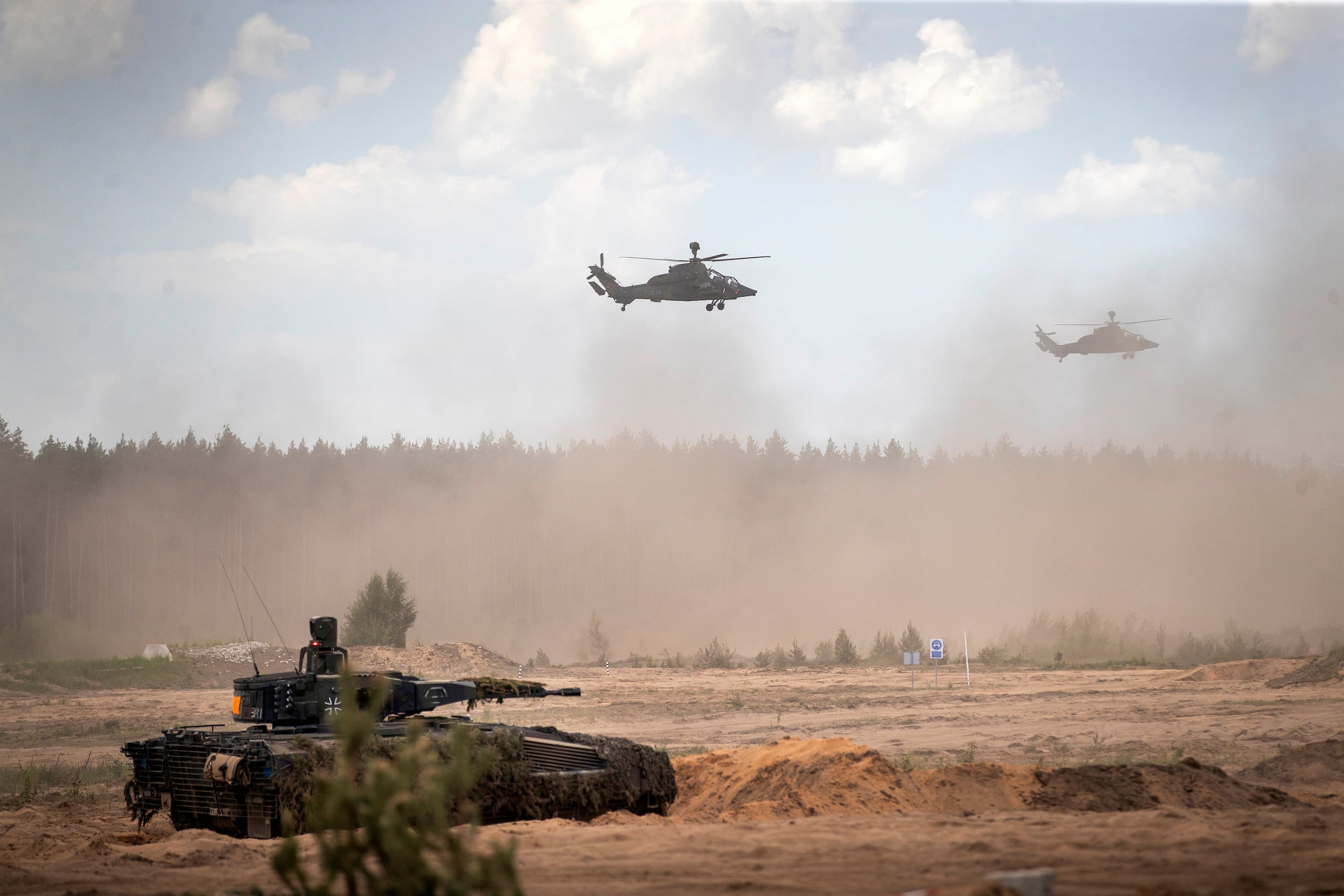 Helicópteros Tiger del Ejército alemán participan en un ejercicio militar conjunto entre las fuerzas de Lituania y Alemania, el 29 de mayo de 2024, en Pabrade, Lituania. (AP Foto/Mindaugas Kulbis, Archivo)