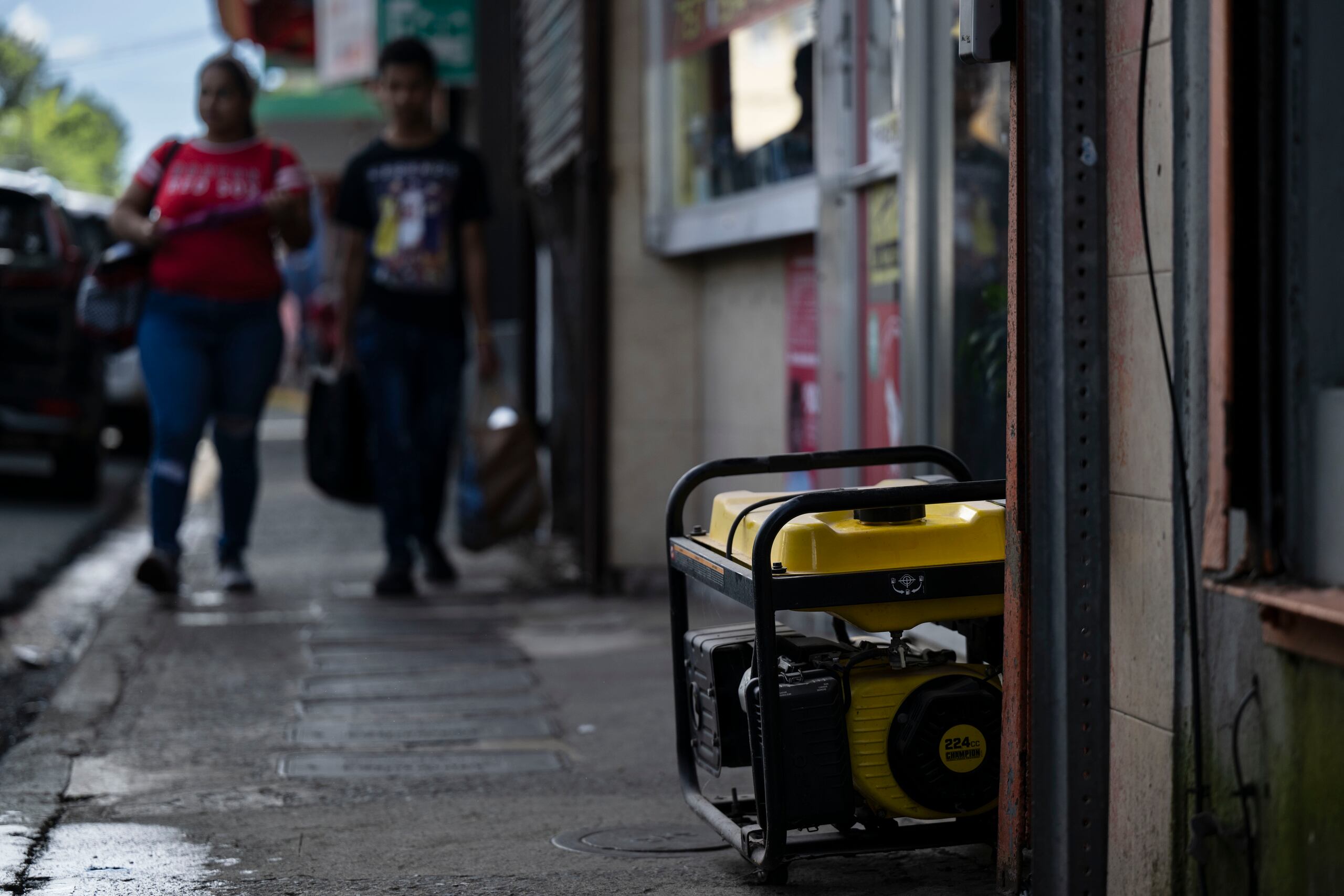 Un recorrido por sectores de la zona metropolitana durante el apagón general registrado en la mañana de hoy, martes, el cual afectó a más de un millón de abonados en plena víspera de despedida de año.