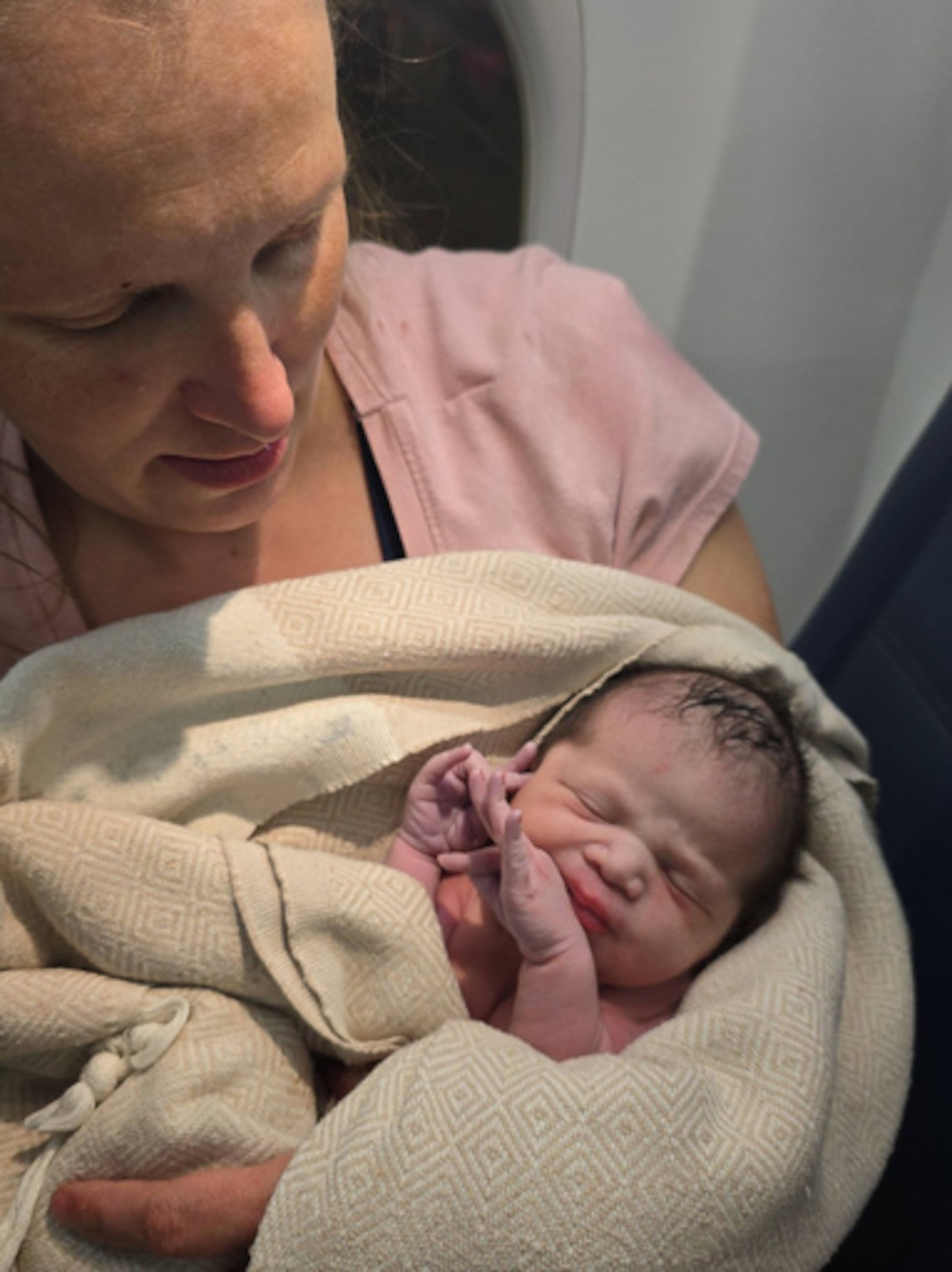 En esta foto facilitada por Tina Fritz, Ashley Blair sostiene a su hija Brielle, que nació el 24 de abril de 2026, en un vuelo de Delta Air Lines justo cuando aterrizaba en Portland, Oregón (Tina Fritz vía AP).