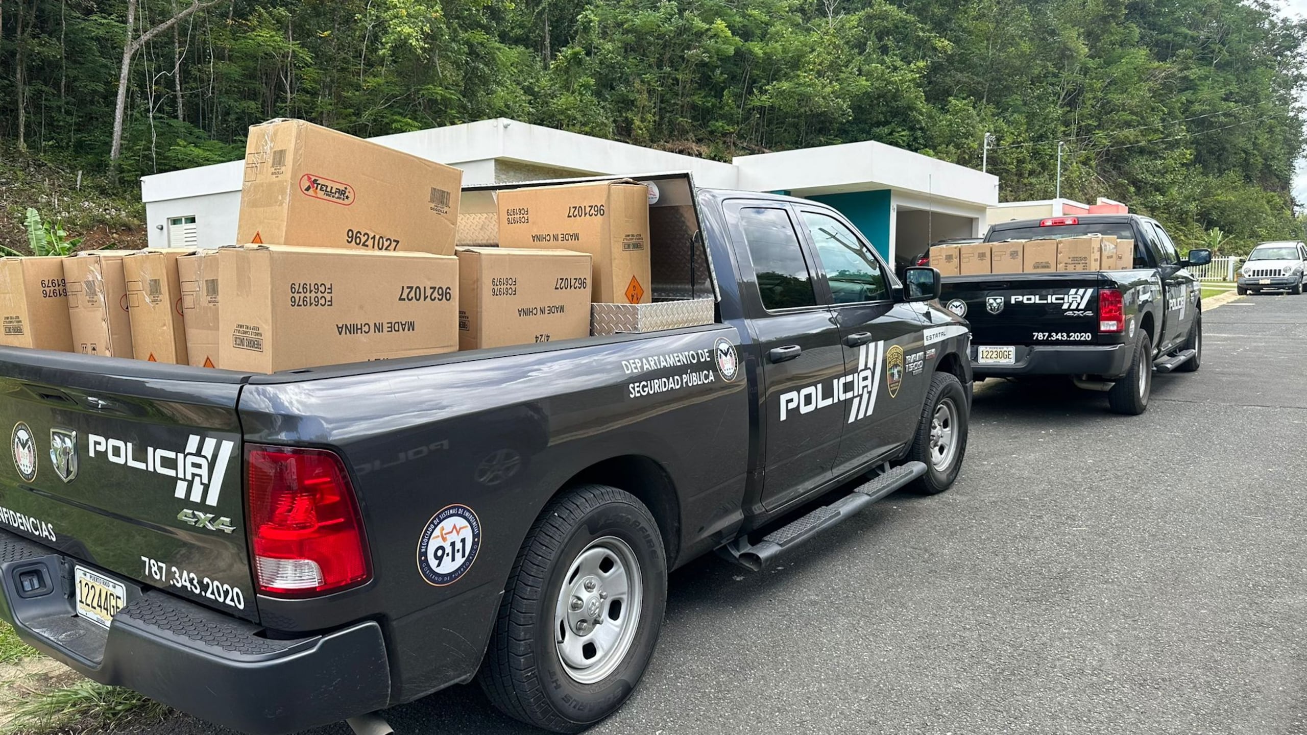Cajas cargadas con pirotecnia fueron ocupadas durante un allanamiento en una residencia en Dorado por agentes del Negociado de Inteligencia y arrestos. Un comerciante fue detenido.