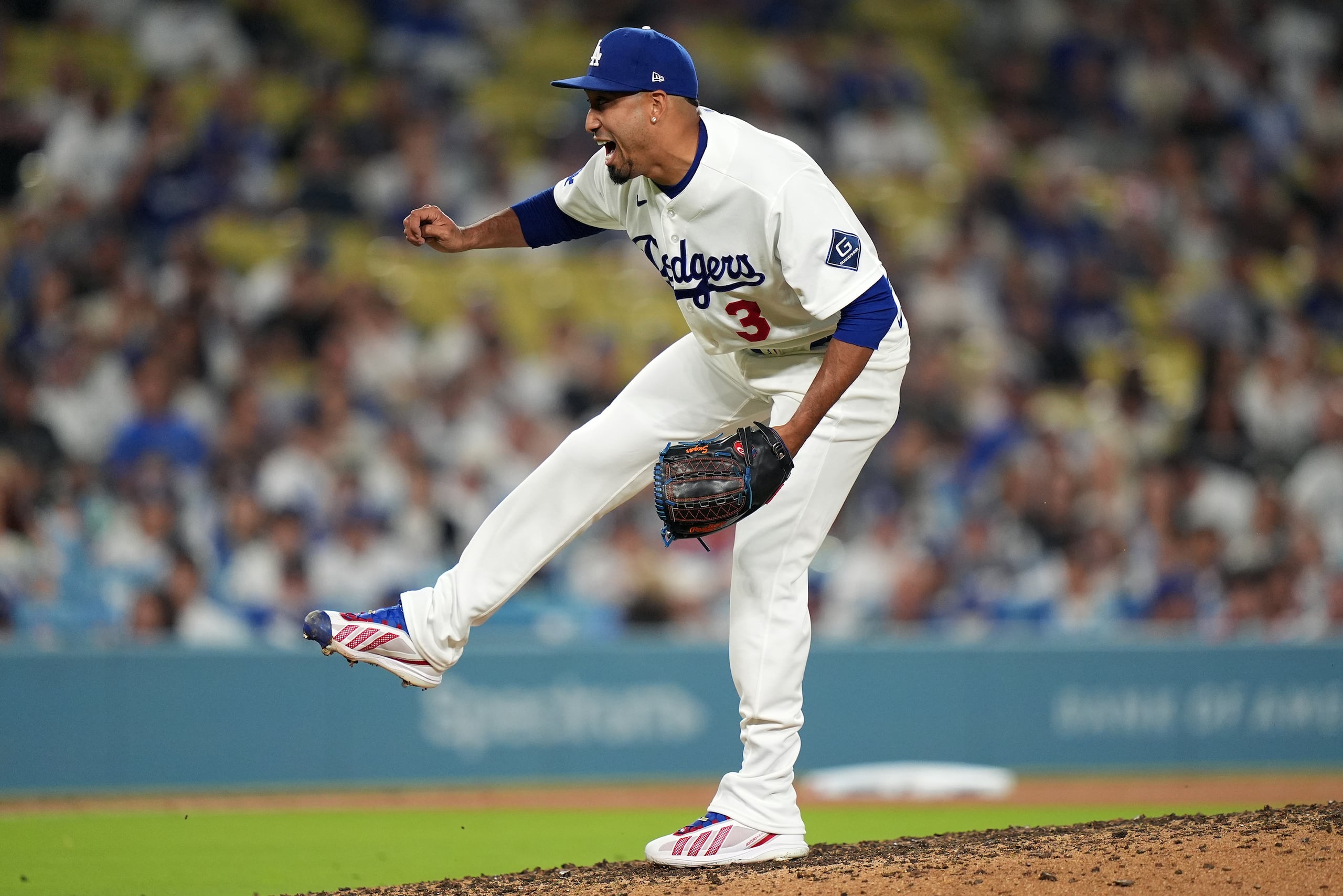 El boricua Edwin Díaz, de los Dodgers de Los Ángeles, festeja al conseguir su salvamento ante los Mariners de Seattle.