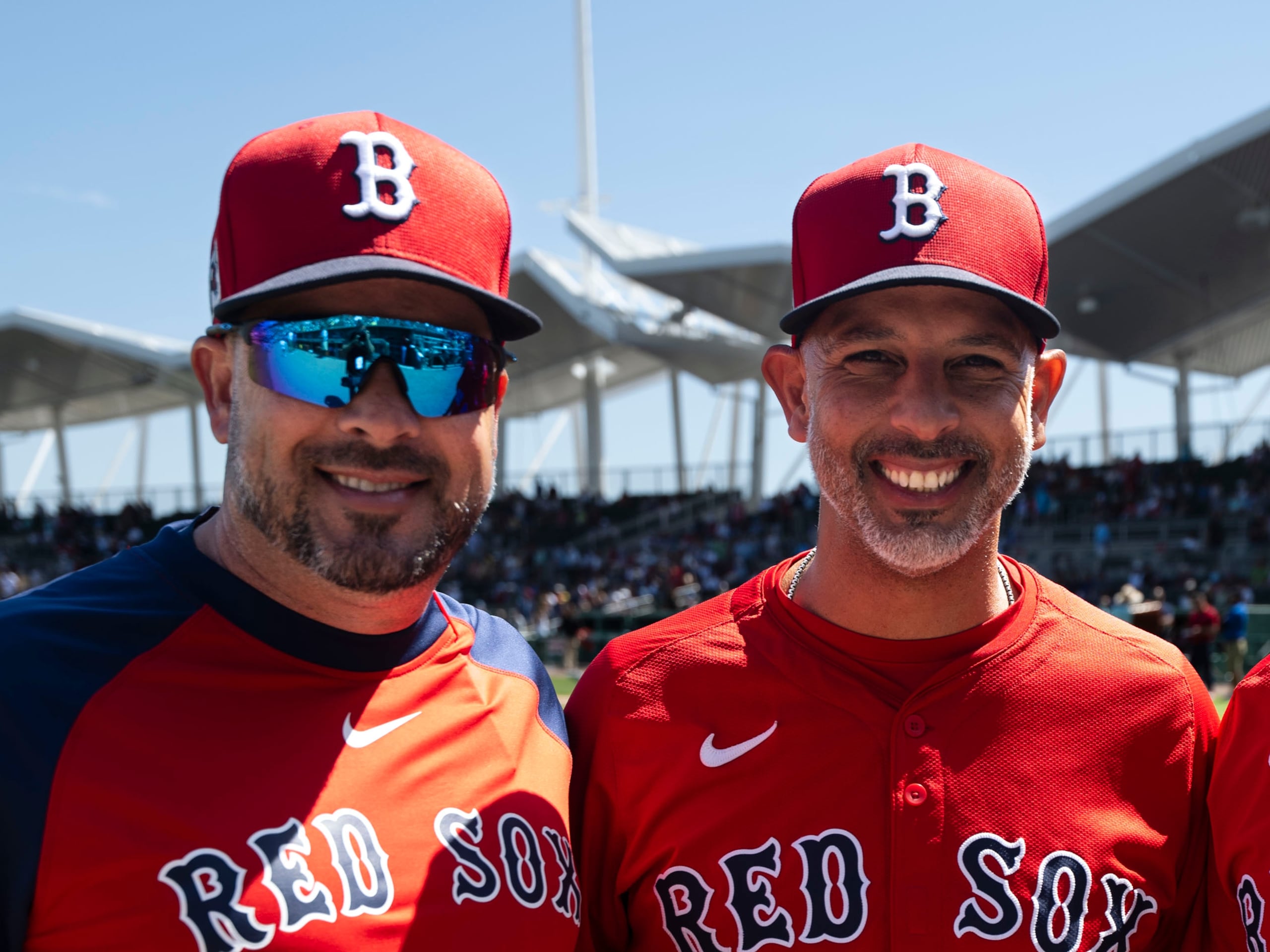 Alex Cora (en la foto junto al coach de primera base de Boston, David Flores) fue manager de los Red Sox del 2018 al 2019, y desde el 2021 al presente.