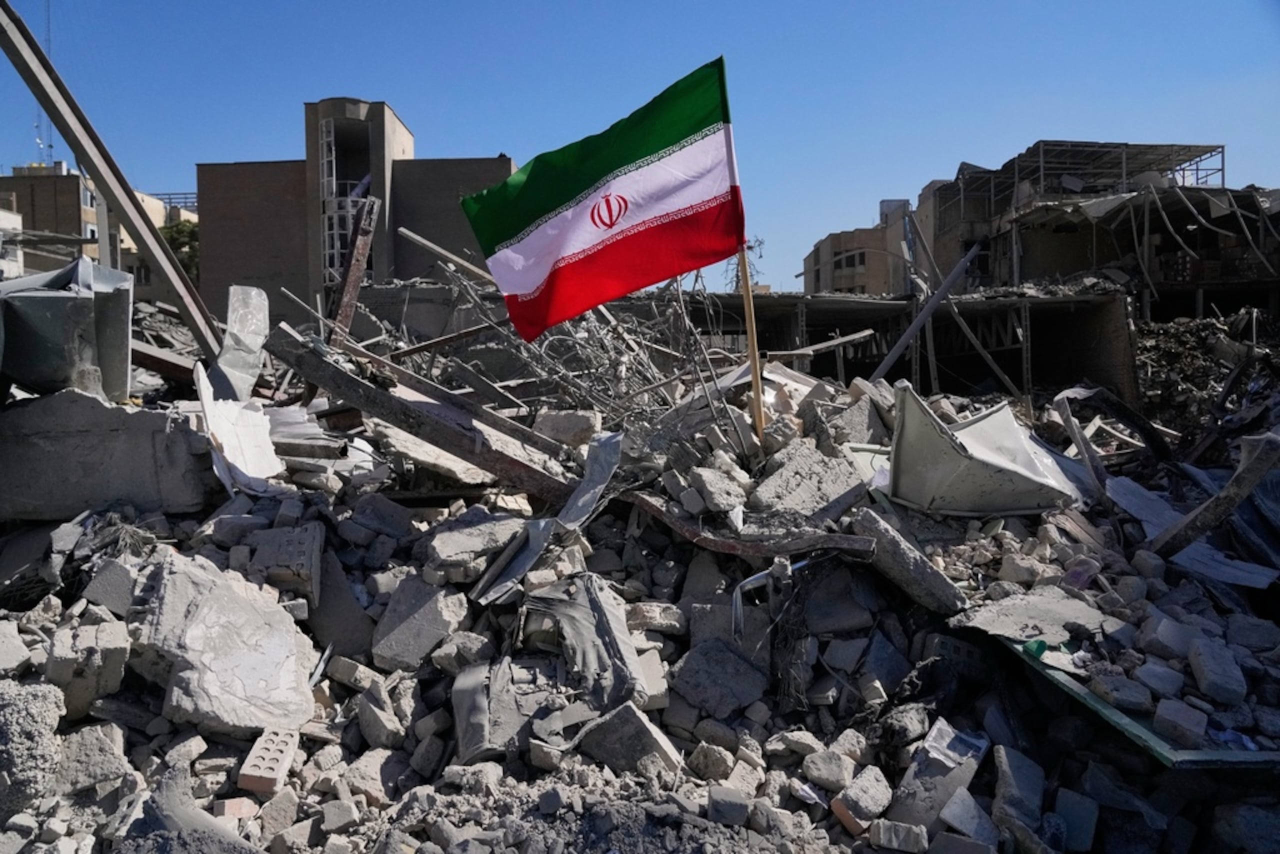 Una bandera iraní se ve entre las ruinas de una comisaría atacada durante la campaña militar de Israel y Estados Unidos en Teherán, Irán, el 3 de marzo de 2026.