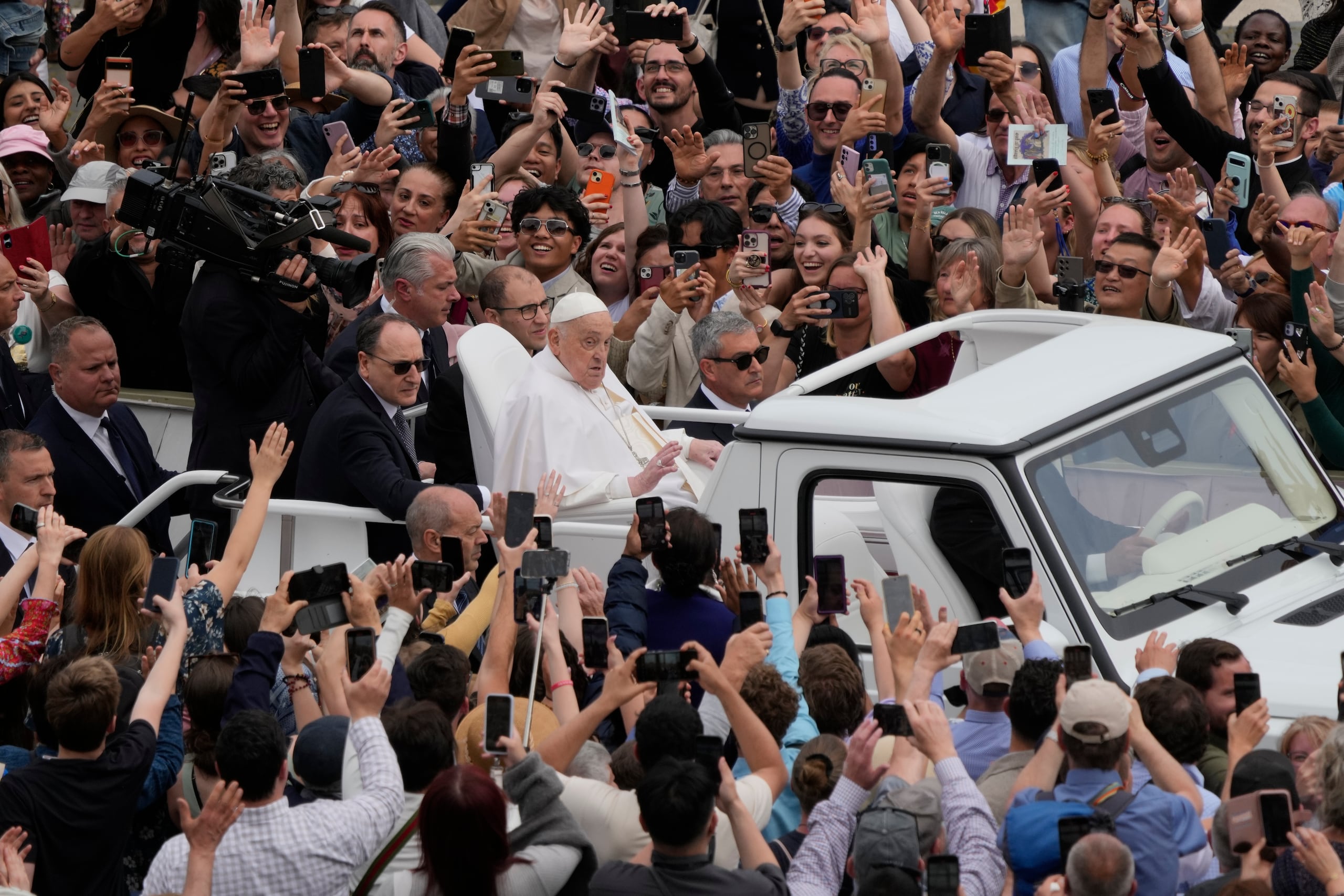 El papa Francisco recorre la plaza de San Pedro en su papamóvil tras ofrecer la bendición Urbi et Orbi ("a la ciudad y al mundo" en latín) tras una misa de Pascua oficiada por el cardenal Angelo Comastri en la plaza de San Pedro del Vaticano, el domingo 20 de abril de 2025.(AP Foto/Gregorio Borgia)