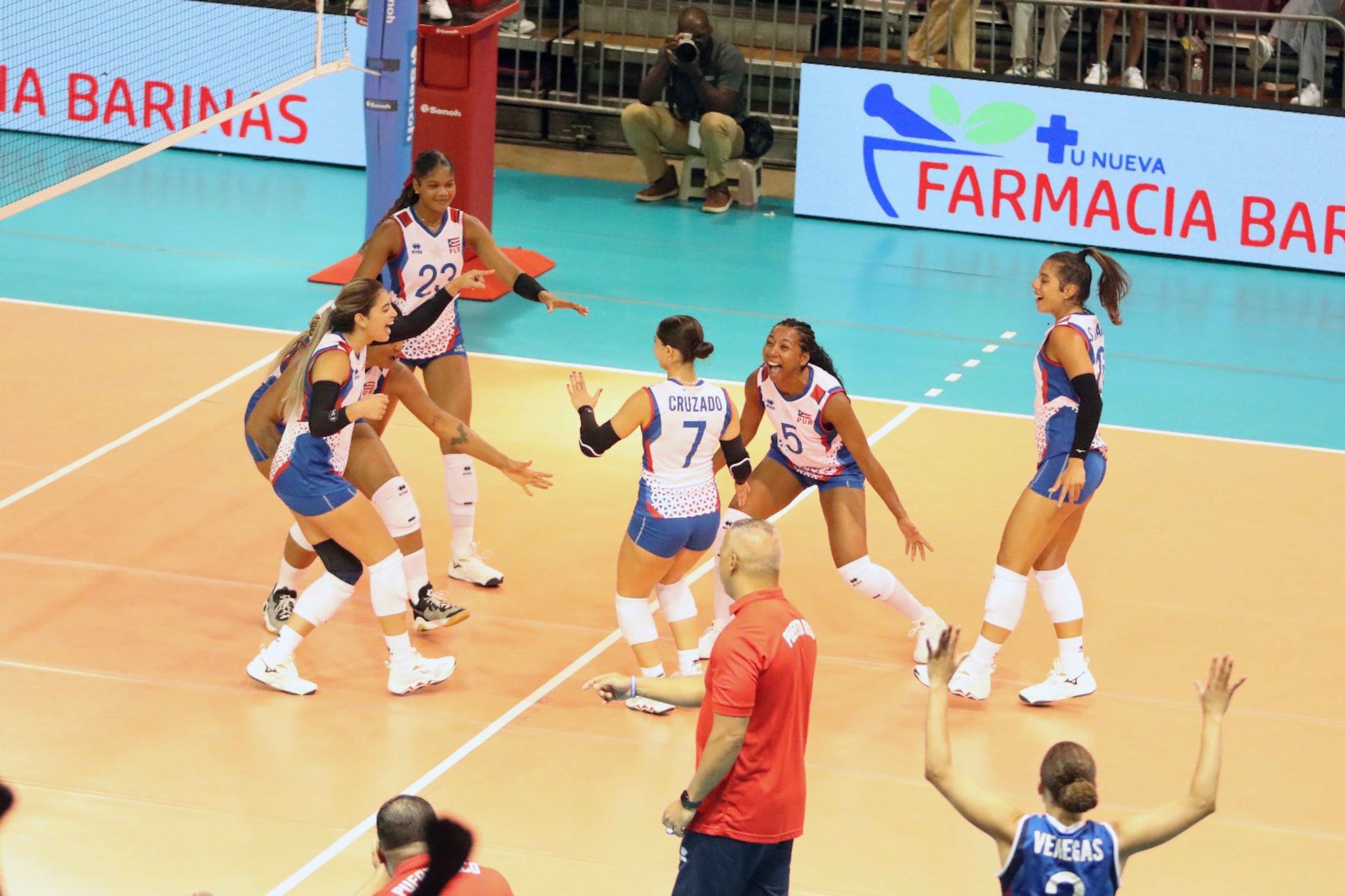 La acomodadora Wilmarie Rivera (5) le pone alegría a un punto de Puerto Rico sobre Cuba en el Final Four de Norceca, que se celebra en la Cancha Salvador Dijols de Ponce.