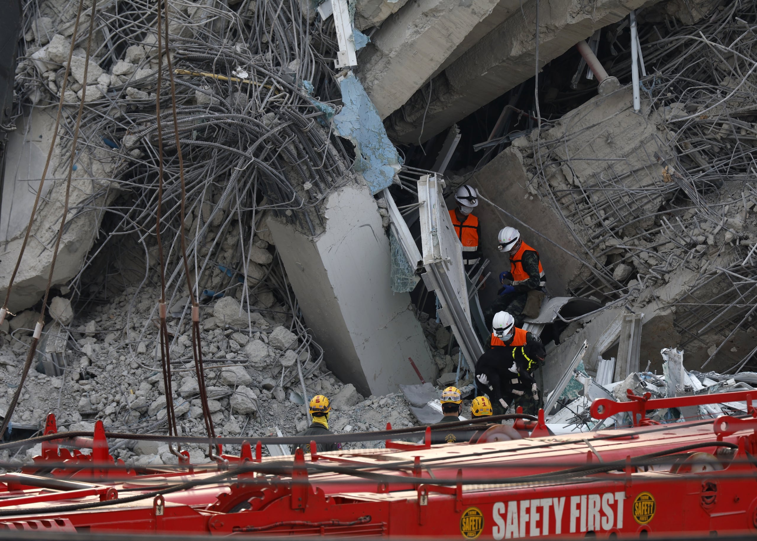 Fotografìa de archivo, tomada el 02/04/2025, que muestra a rescatistas trabajando en el edificio derrumbado en Bangkok a causa del terremoto registrado el 28 de marzo en Birmania (Myanmar). EFE/EPA/NARONG SANGNAK