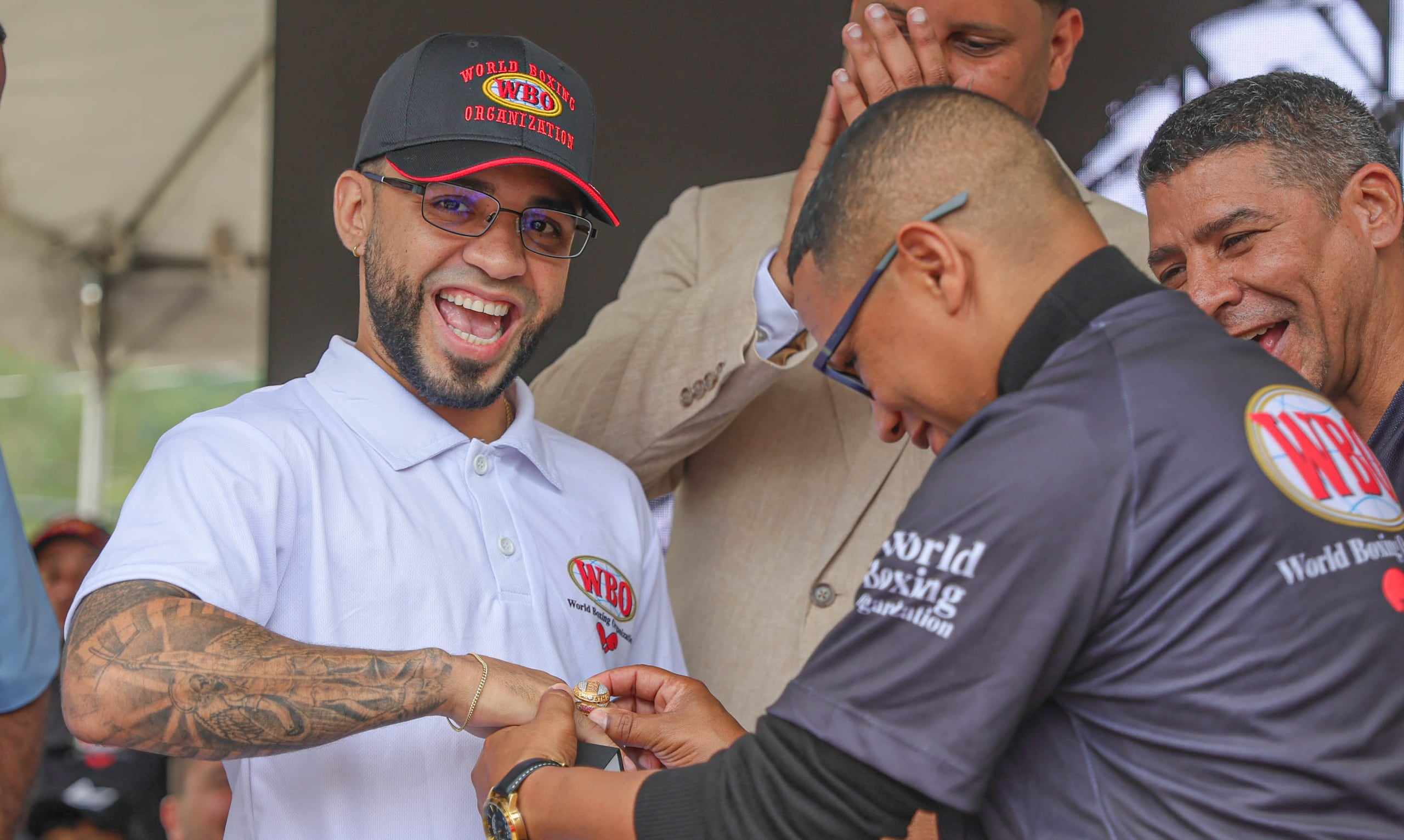 Oscar Collazo sonríe al recibir hace un tiempo atrás una sortija de parte de la OMB y de las manos de Iván Calderón por haber realizado cinco defensas exitosas de su cetro.