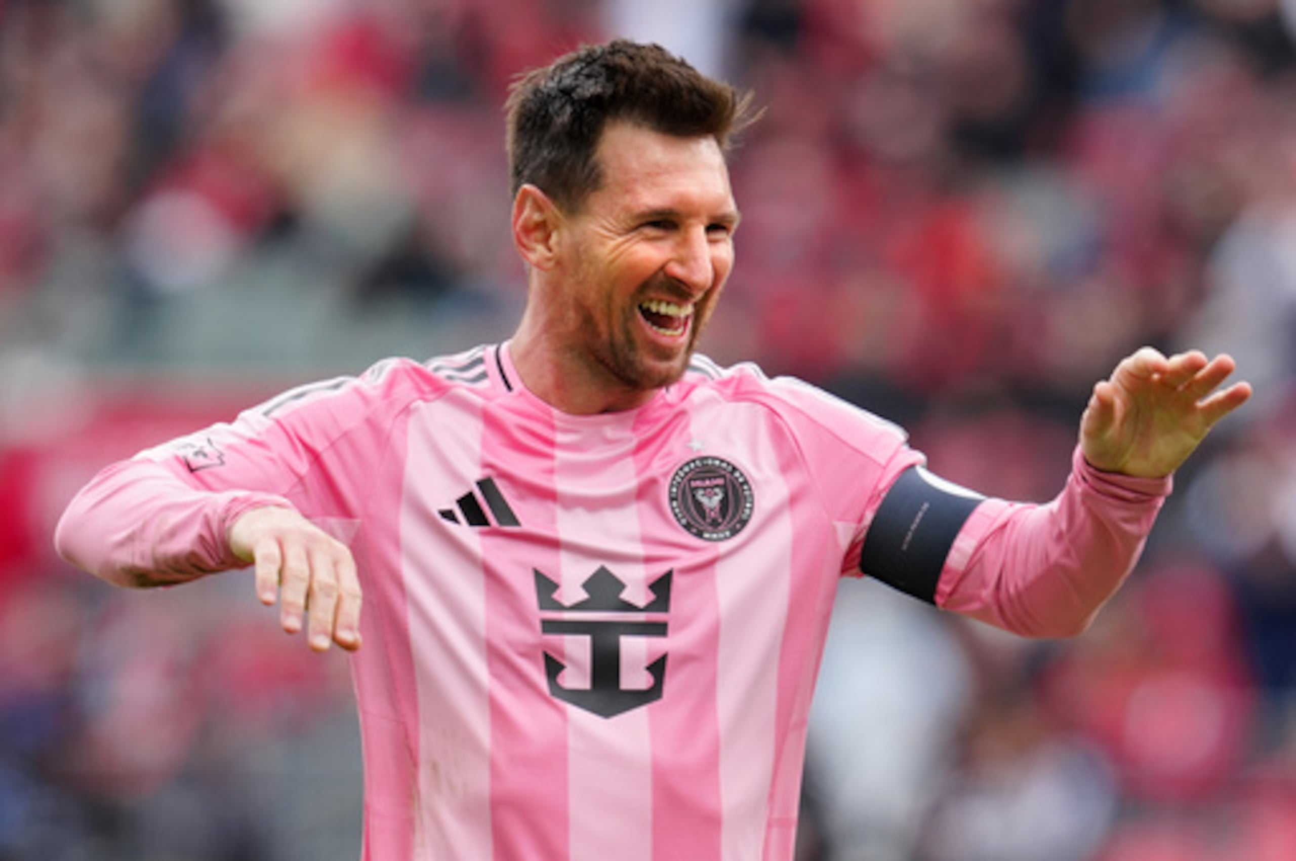 El centrocampista del Inter de Miami CF Lionel Messi (10) celebra su gol durante la segunda parte del partido de fútbol de la MLS contra el Toronto FC, en Toronto, el sábado 9 de mayo de 2026.(Frank Gunn /The Canadian Press via AP)