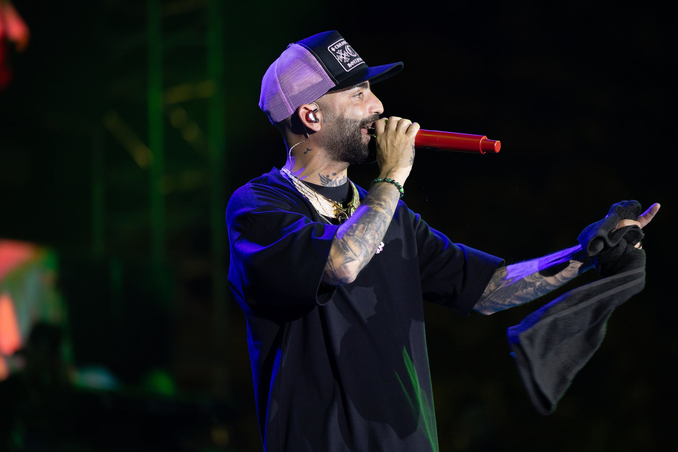 De manera sorpresiva, el exponente de música urbana Arcángel, se presentó en el primer día de las Fiestas de la Calle San Sebastián.