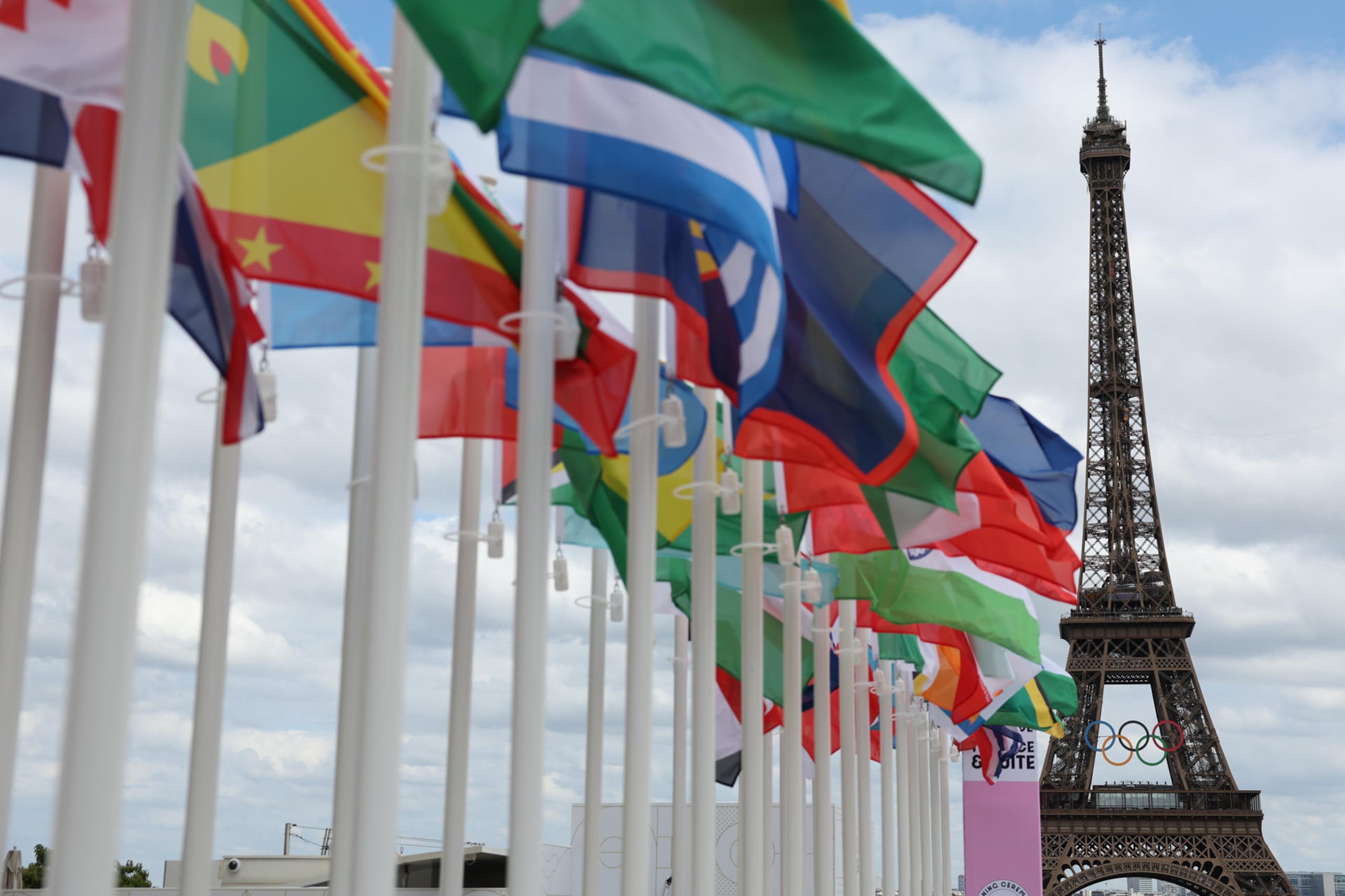 La Torre Eiffel con el símbolo de los Juegos Olímpicos 2024 en París.