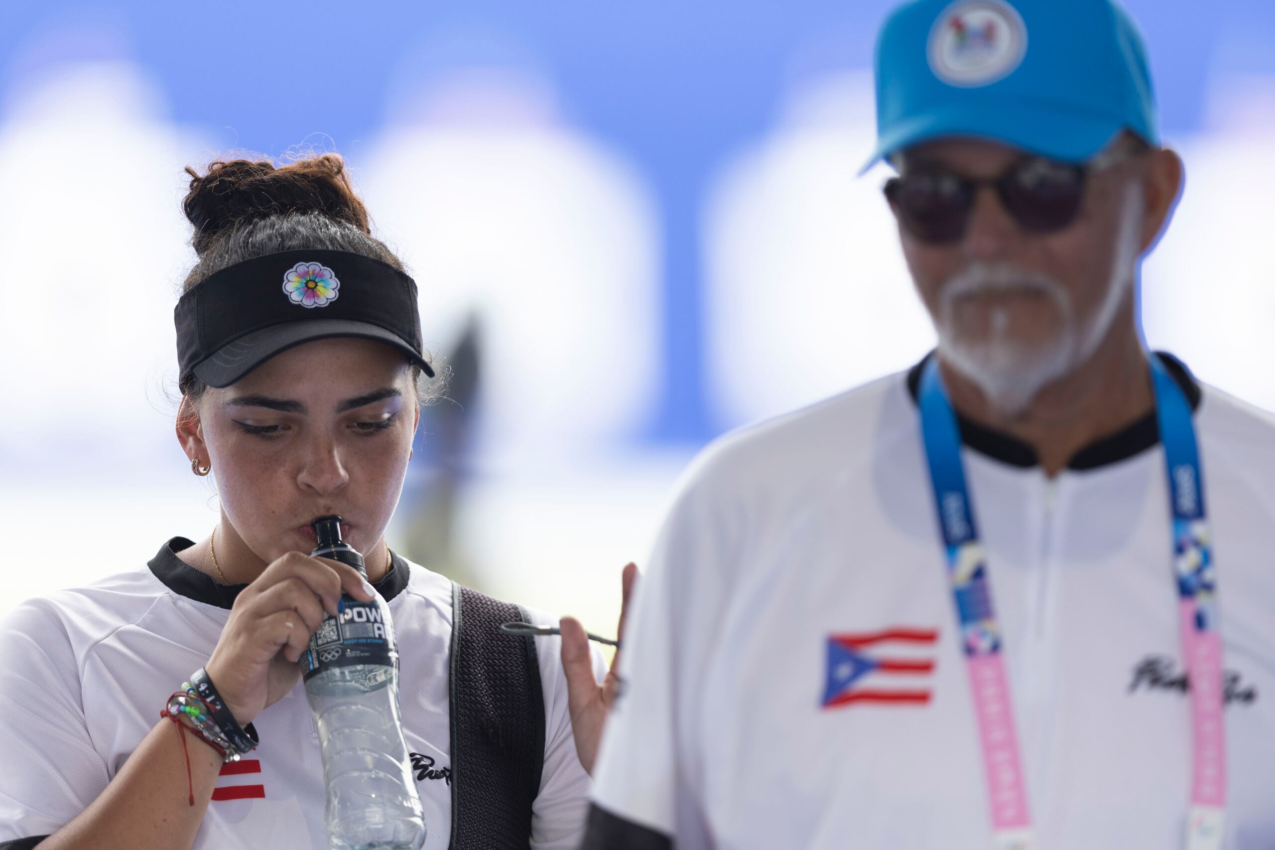 Alondra Rivera se hidrata mientras le acompaña su entrenador Milton Crespo.