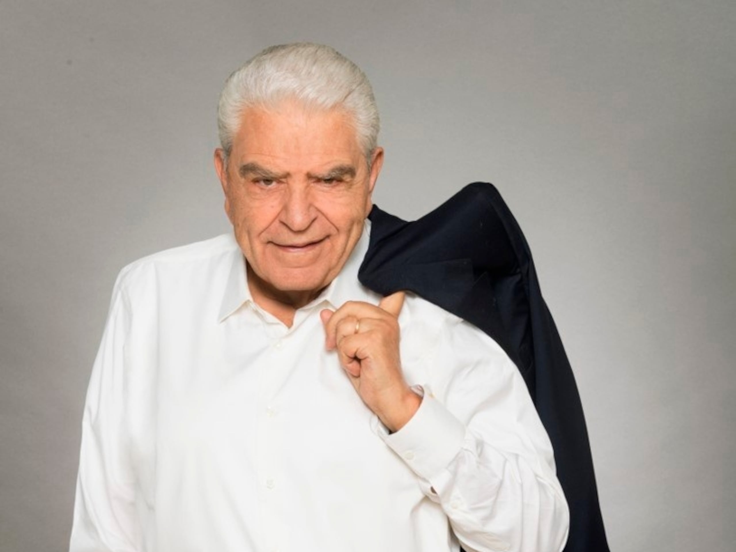 Don Francisco bajó en el telón de ‘Sábado Gigante’ en 2015, entonces el programa de variedades de más larga duración en la historia de la televisión, según el Guinness World Records, pues comenzó a transmitirse en 1962 en Chile y en Estados Unidos en 1986 desde Miami, a través de Univision.