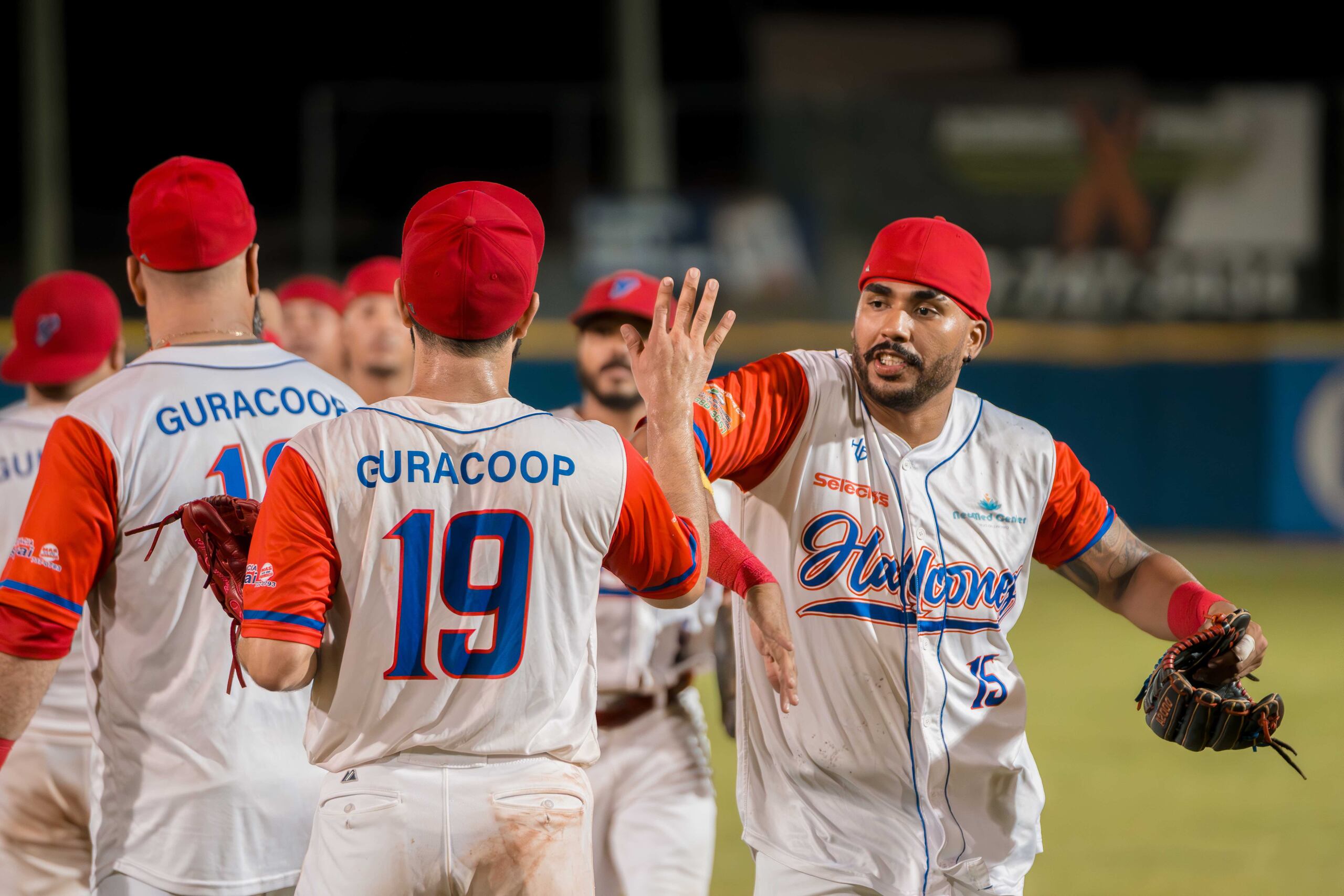 Los Halcones celebran su victoria.