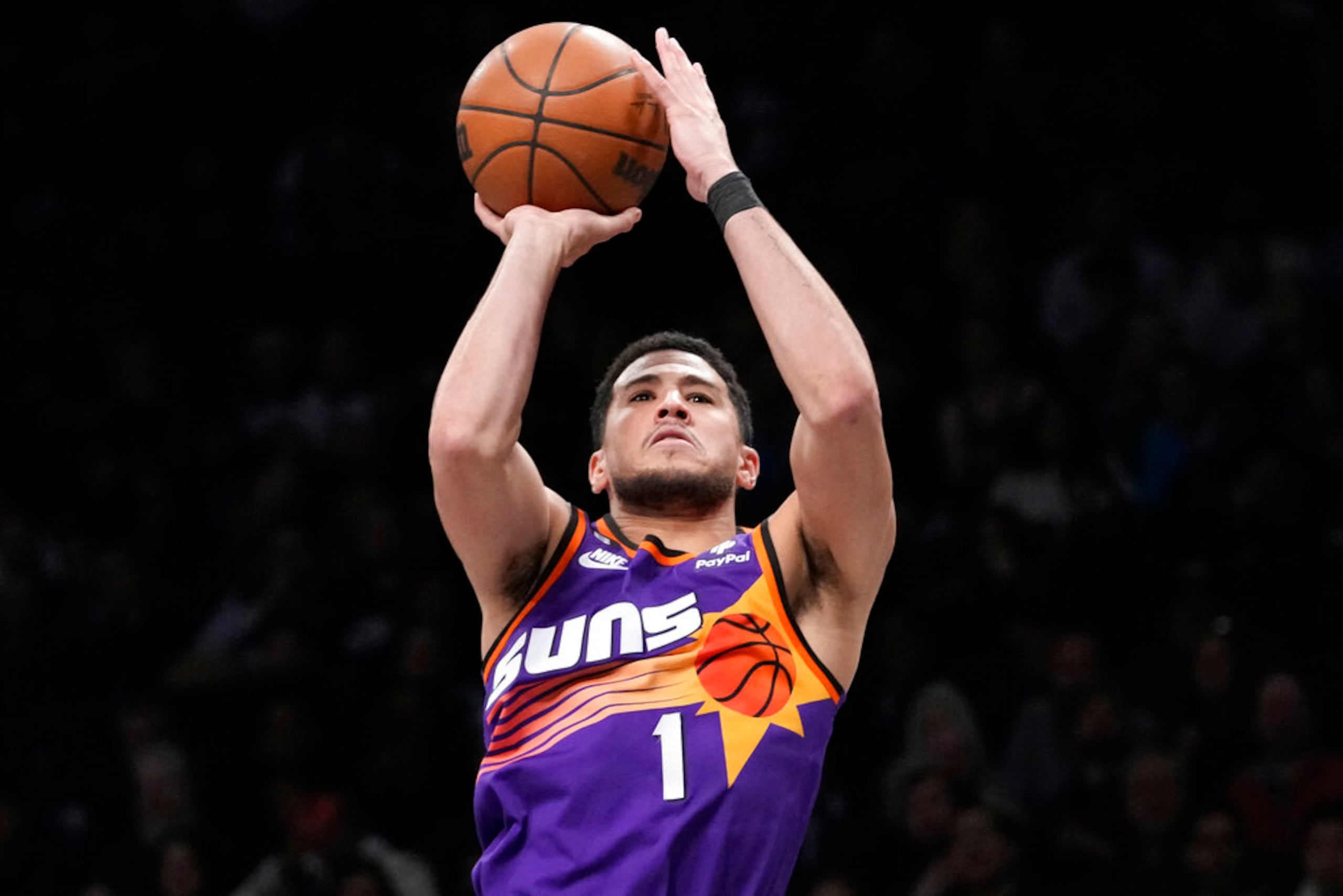 Devin Booker, de los Suns.
