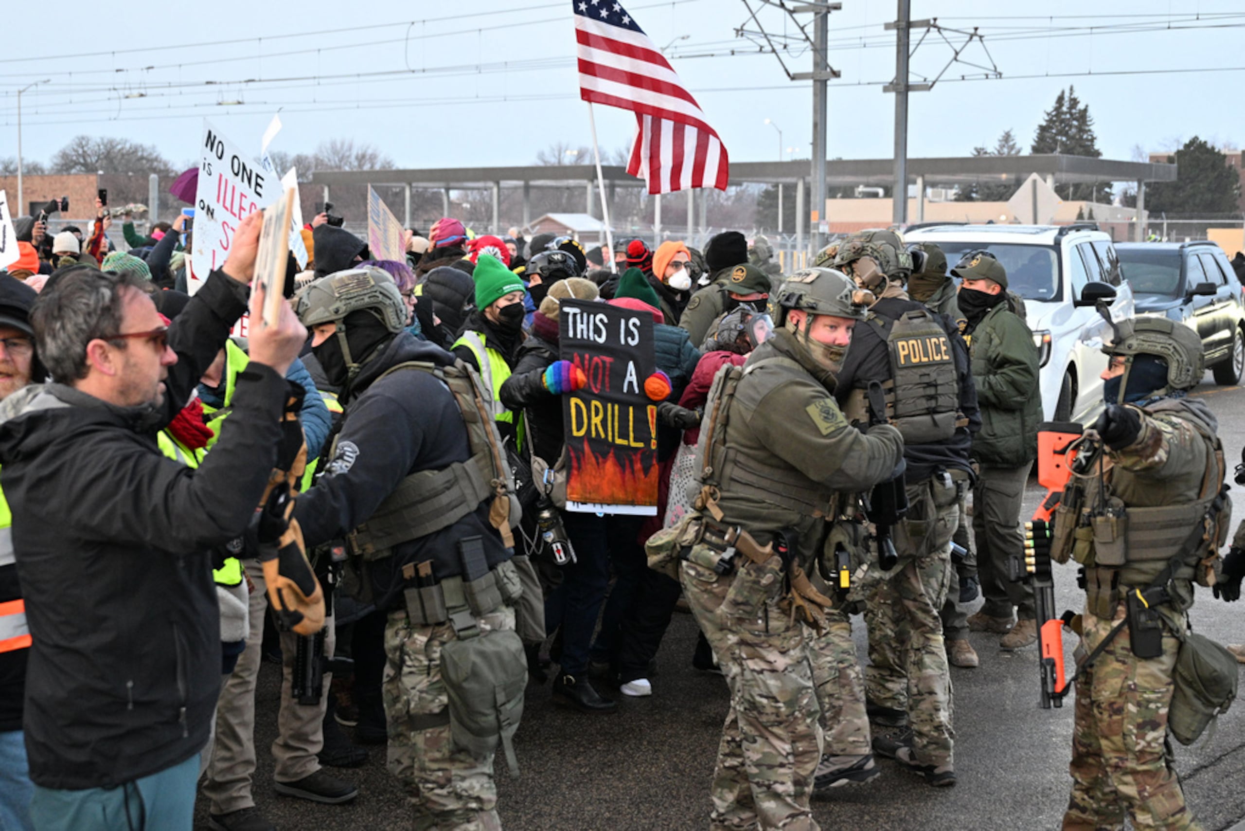 Manifestantes se enfrentan a agentes federales frente al edificio federal Bishop Henry Whipple, el jueves 8 de enero de 2026, en Minneapolis, Minnesota.
