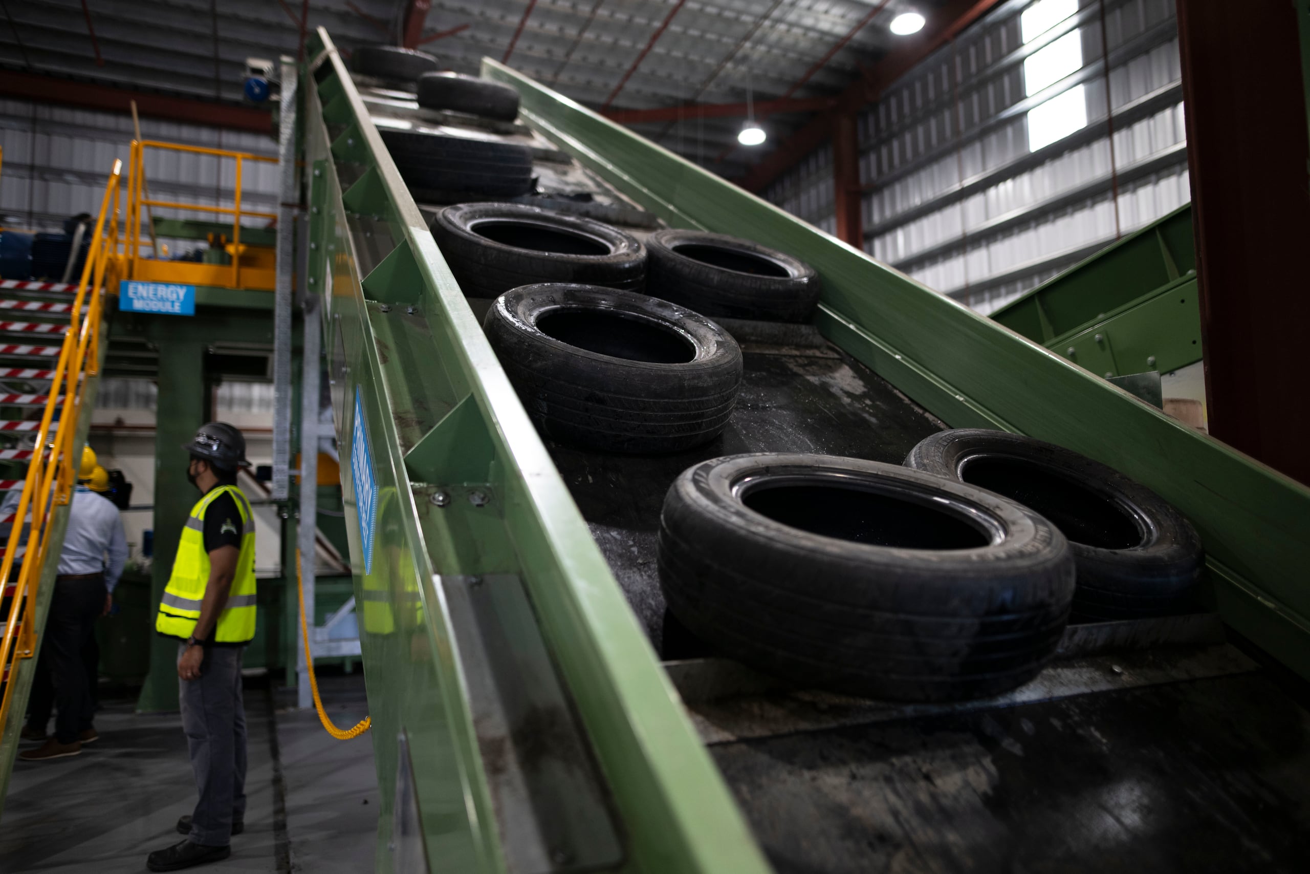La empresa Once And For All Tires, localizada en Yabucoa, convierte los neumáticos desechados en una variedad de materiales y productos que tienen nuevo uso. Pero la materia prima no les llega.